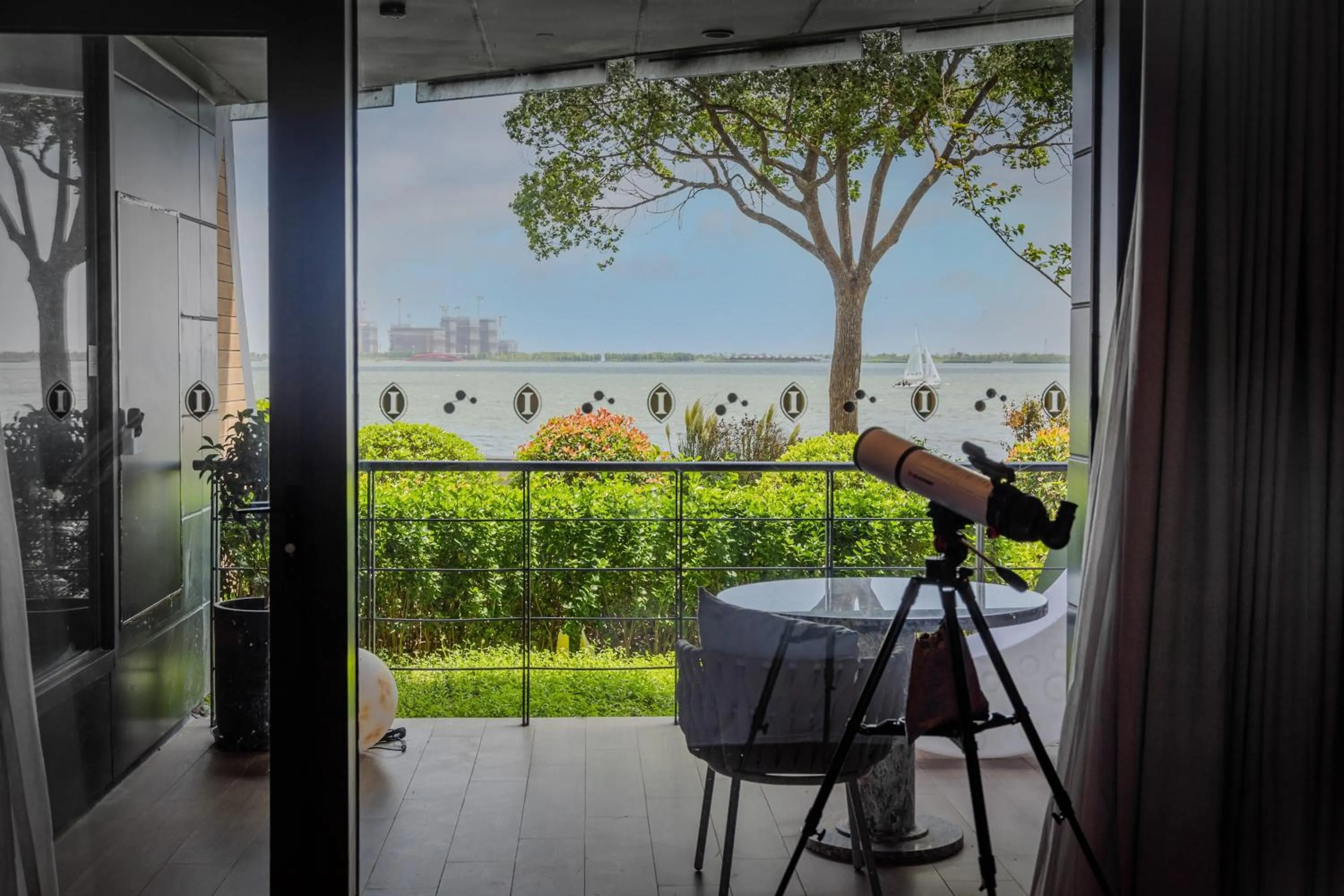 Photo of the whole room in InterContinental Shanghai Harbour City by IHG