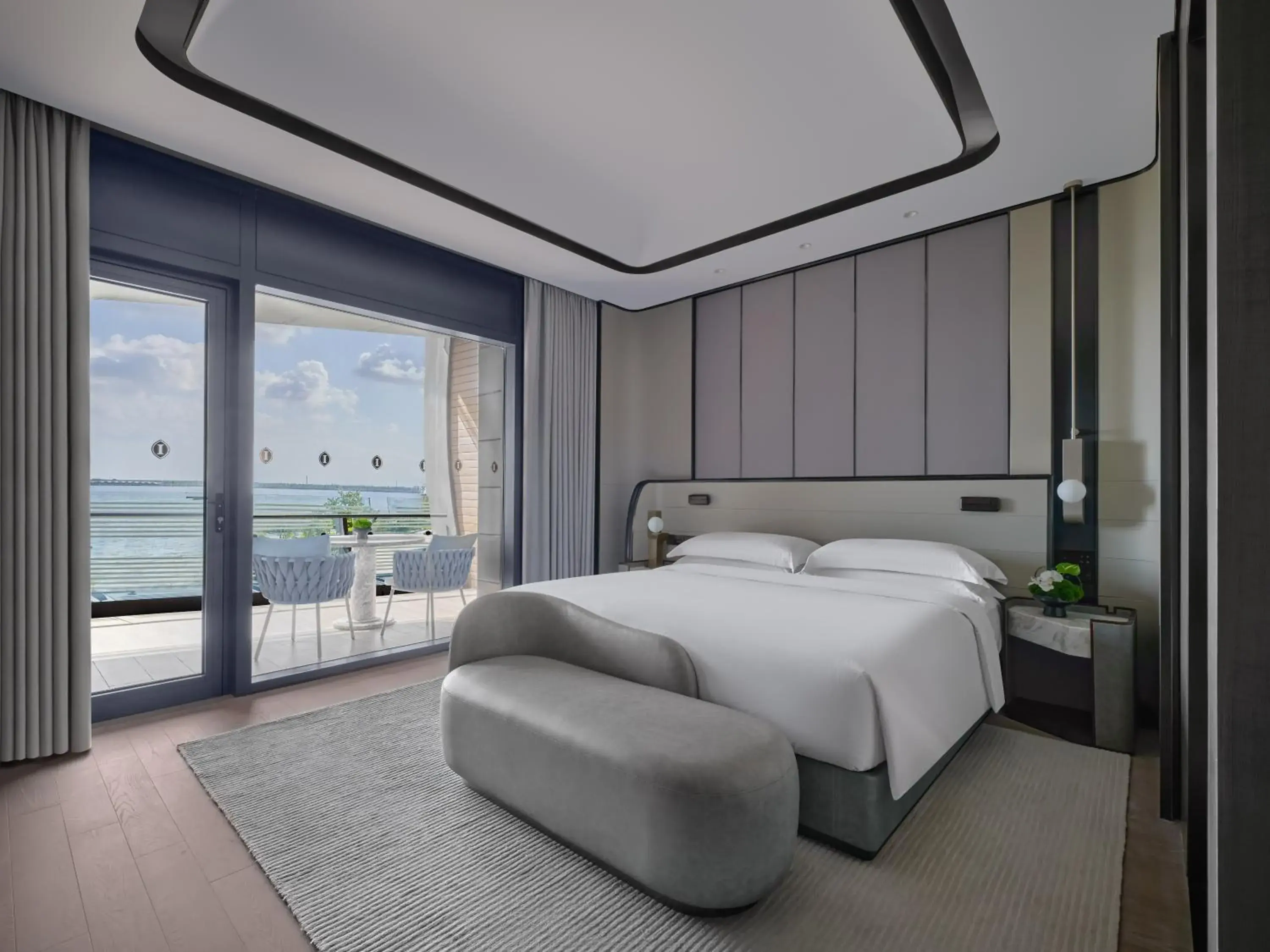 Classic King Room with Balcony and Lake View in InterContinental Shanghai Harbour City by IHG Classic King Room with Balcony and Lake View in InterContinental Shanghai Harbour City by IHG