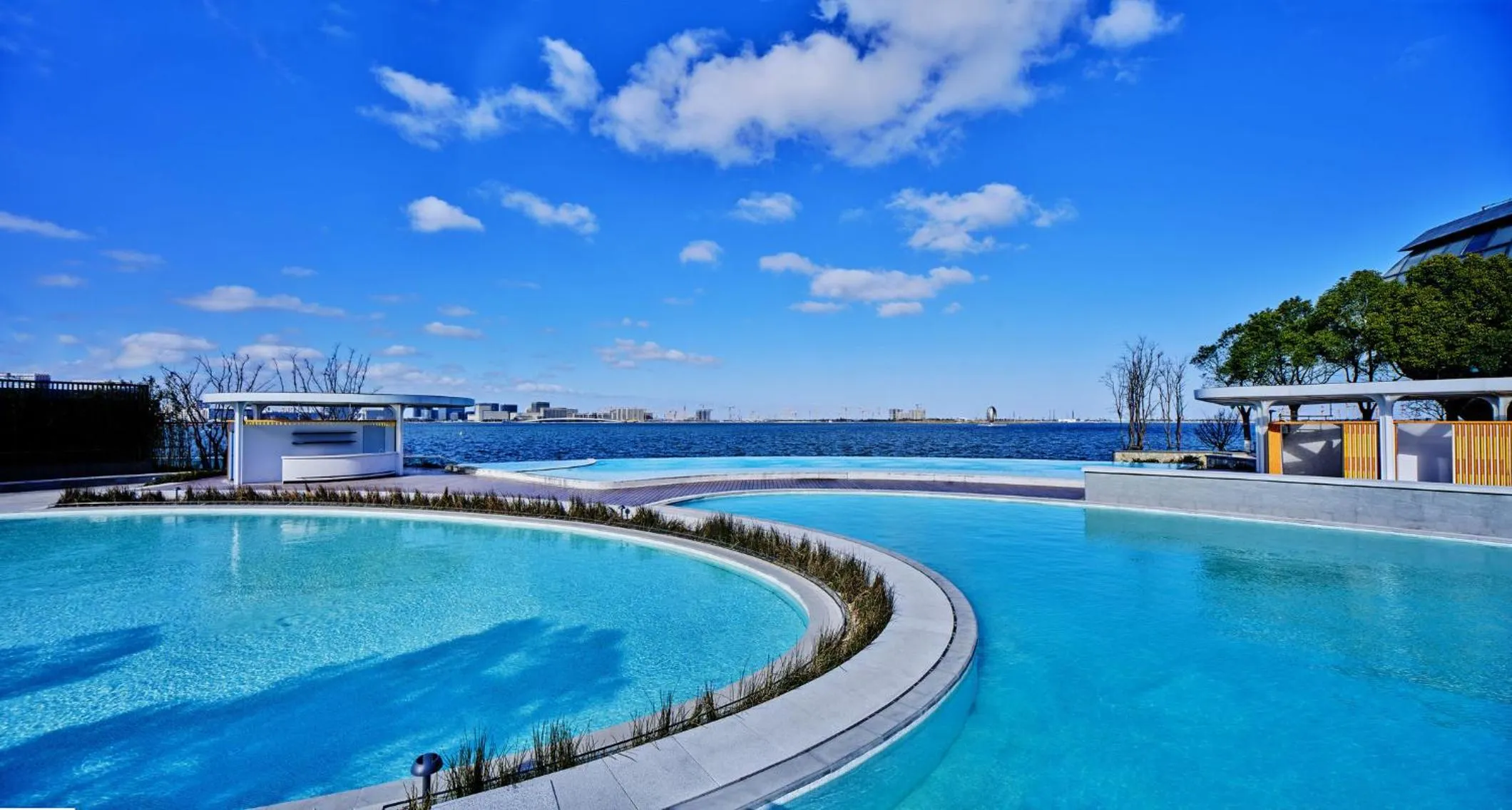 Swimming pool in InterContinental Shanghai Harbour City by IHG