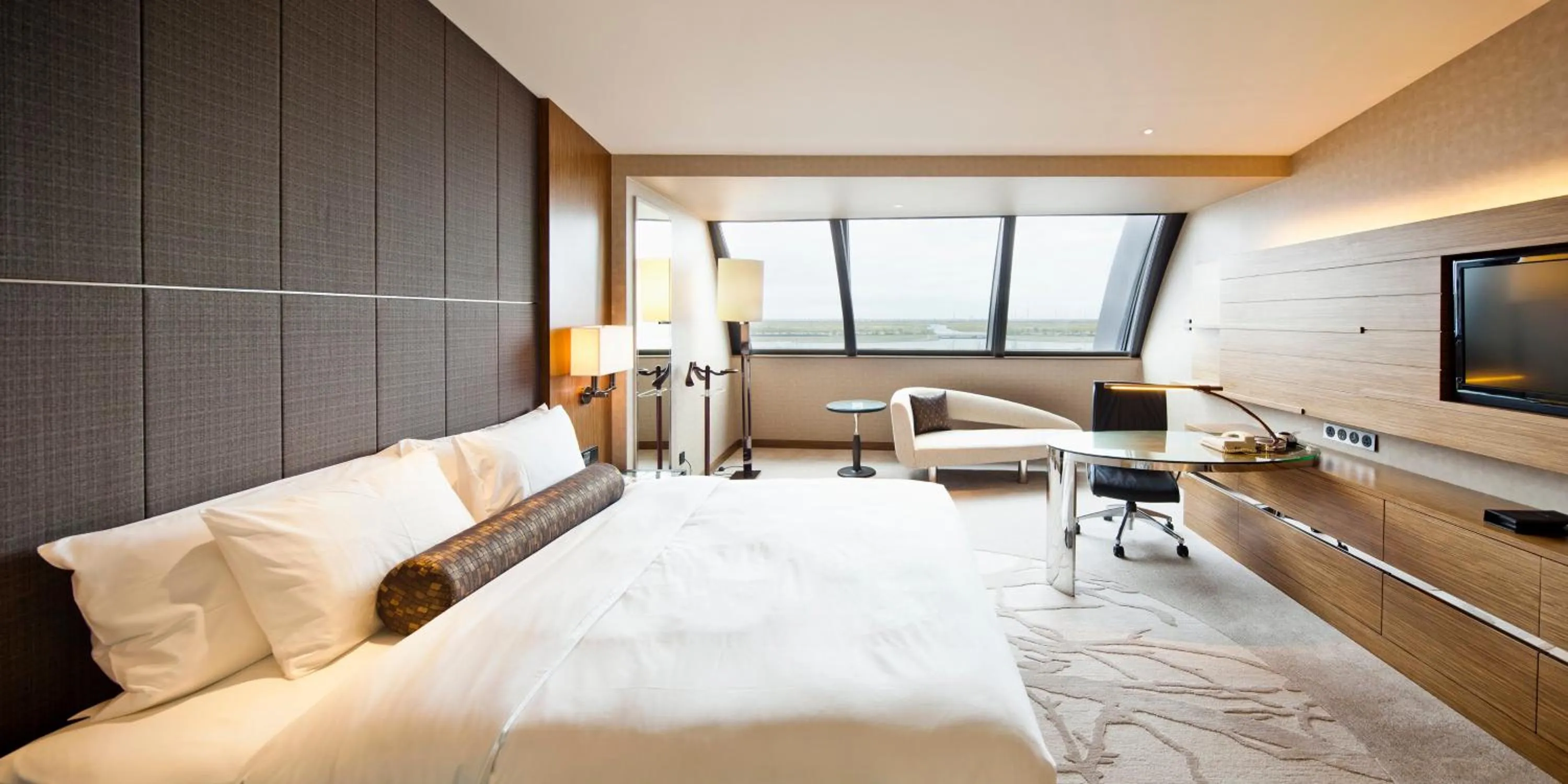Photo of the whole room, Bed in InterContinental Shanghai Harbour City by IHG