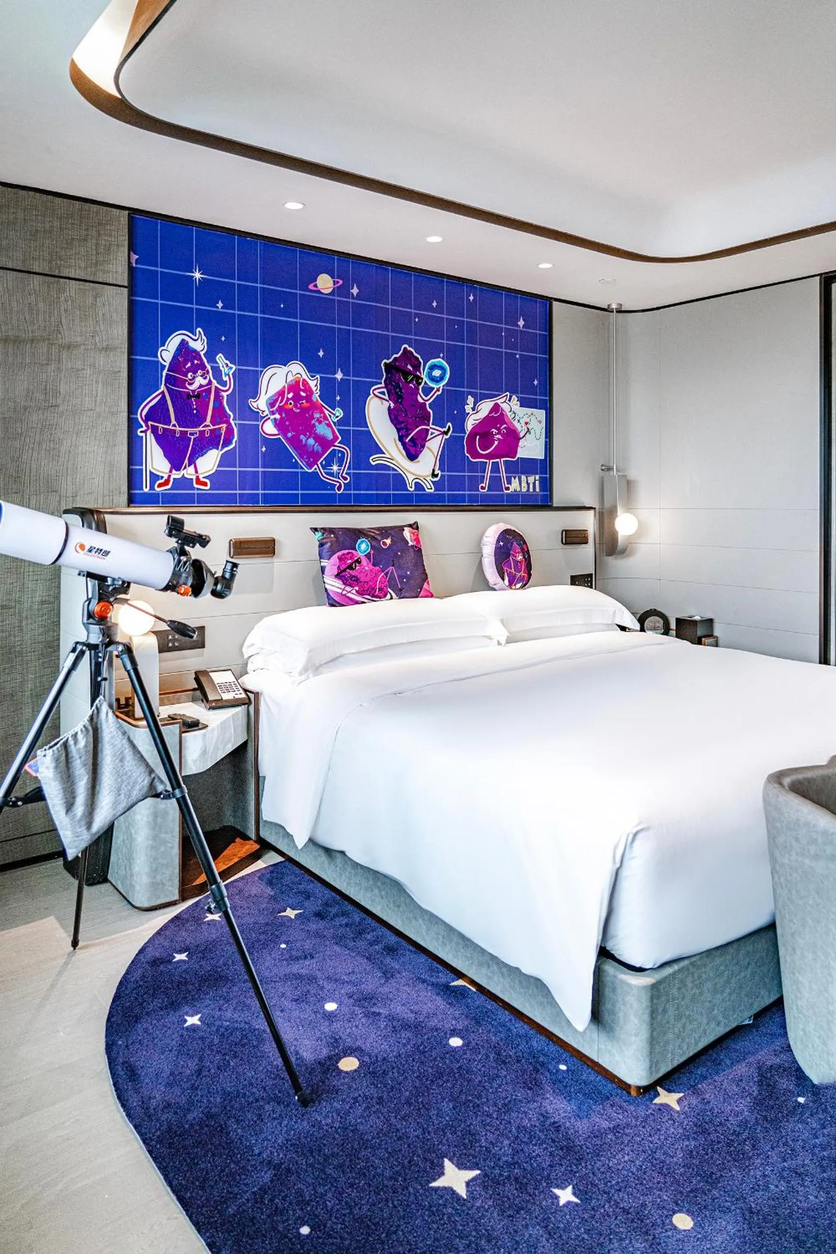 Photo of the whole room, Bed in InterContinental Shanghai Harbour City by IHG