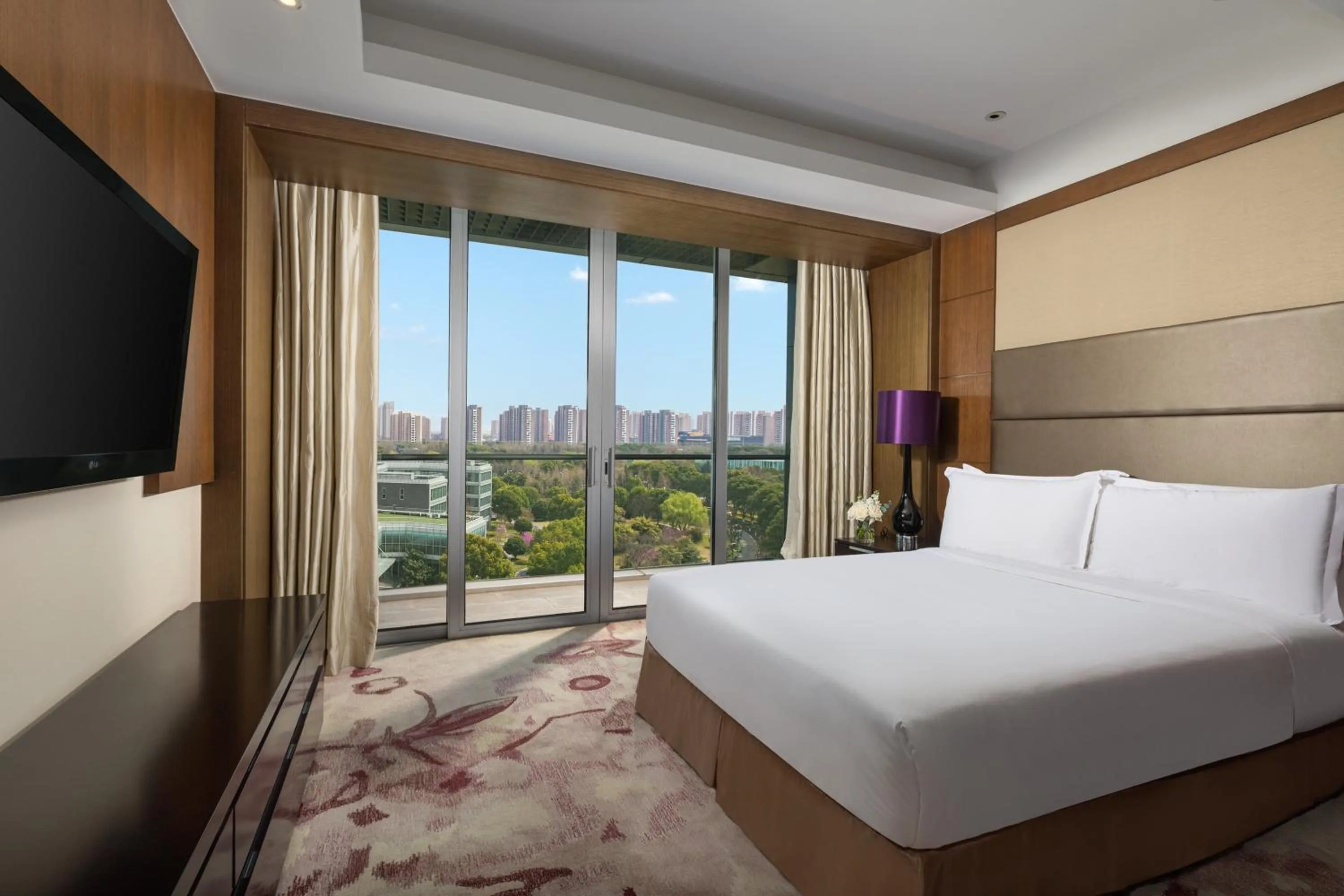 Photo of the whole room, Bed in Crowne Plaza Shanghai Xiayang Lake by IHG