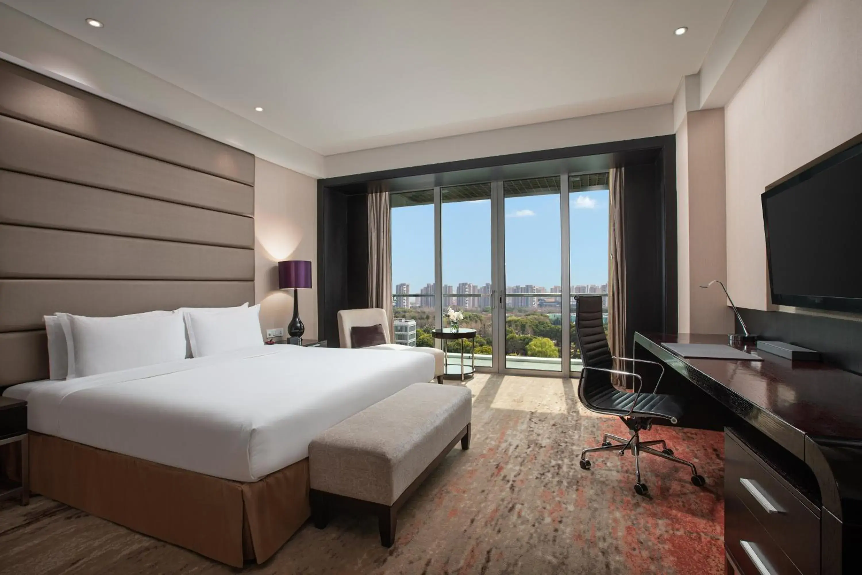 Premium King Room - Lounge Access in Crowne Plaza Shanghai Xiayang Lake by IHG Premium King Room - Lounge Access in Crowne Plaza Shanghai Xiayang Lake by IHG