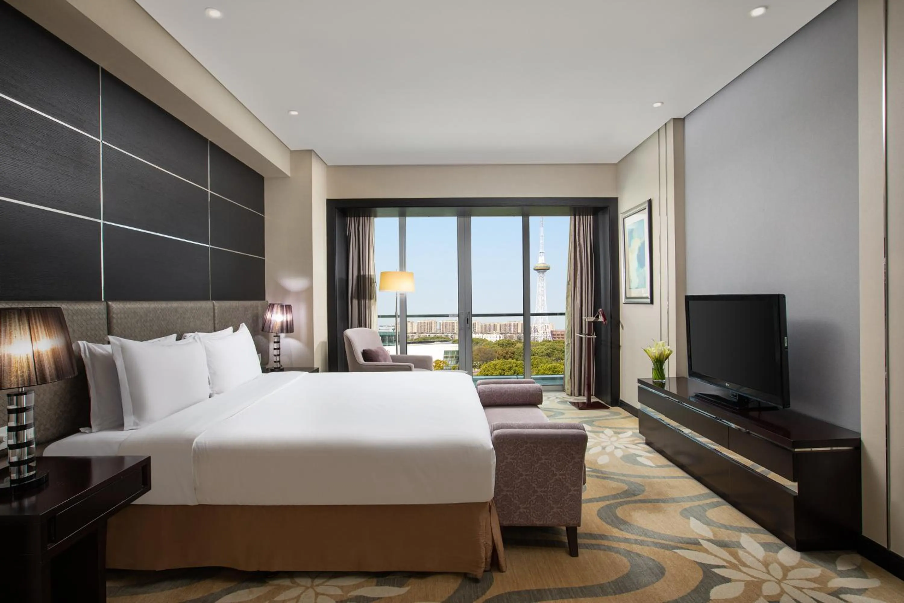 Photo of the whole room, Bed in Crowne Plaza Shanghai Xiayang Lake by IHG