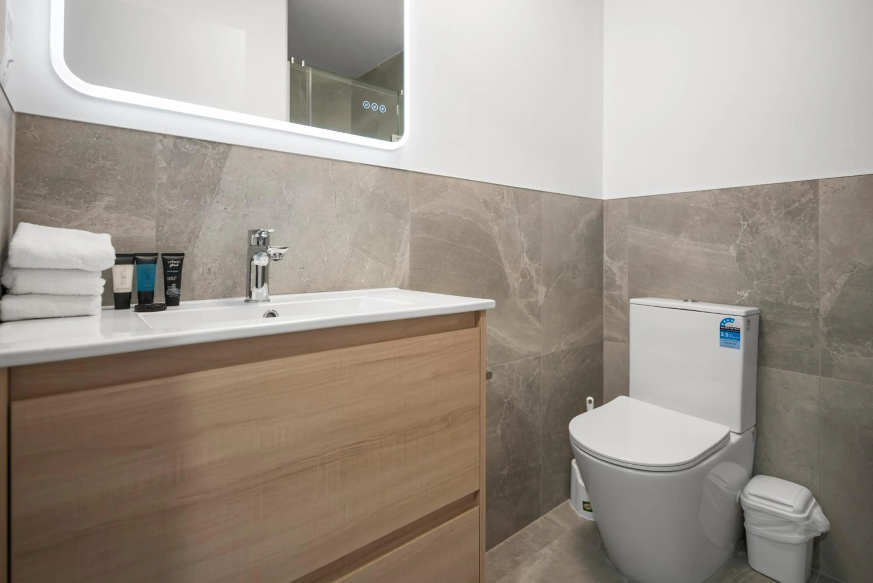 Toilet in Auckland Airport Easy Hotel