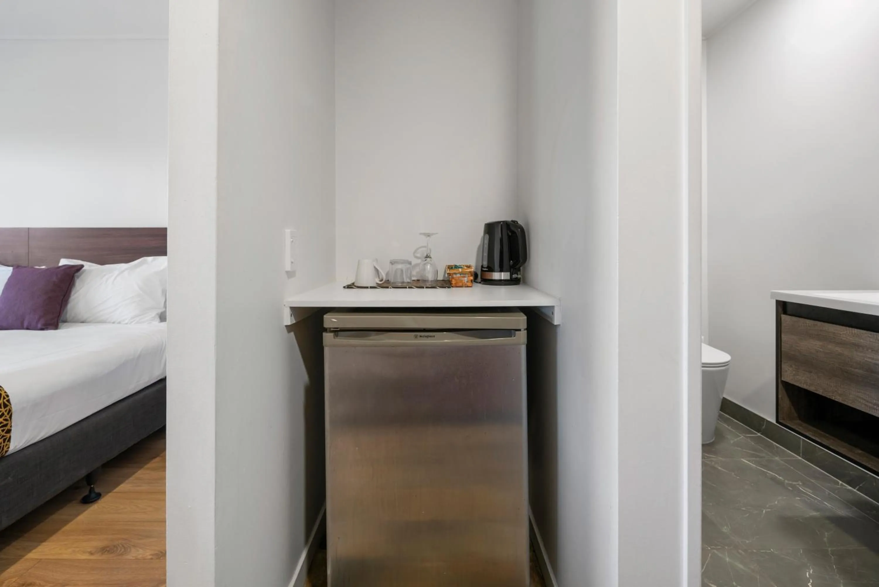 Kitchen or kitchenette, Bed in Auckland Airport Easy Hotel