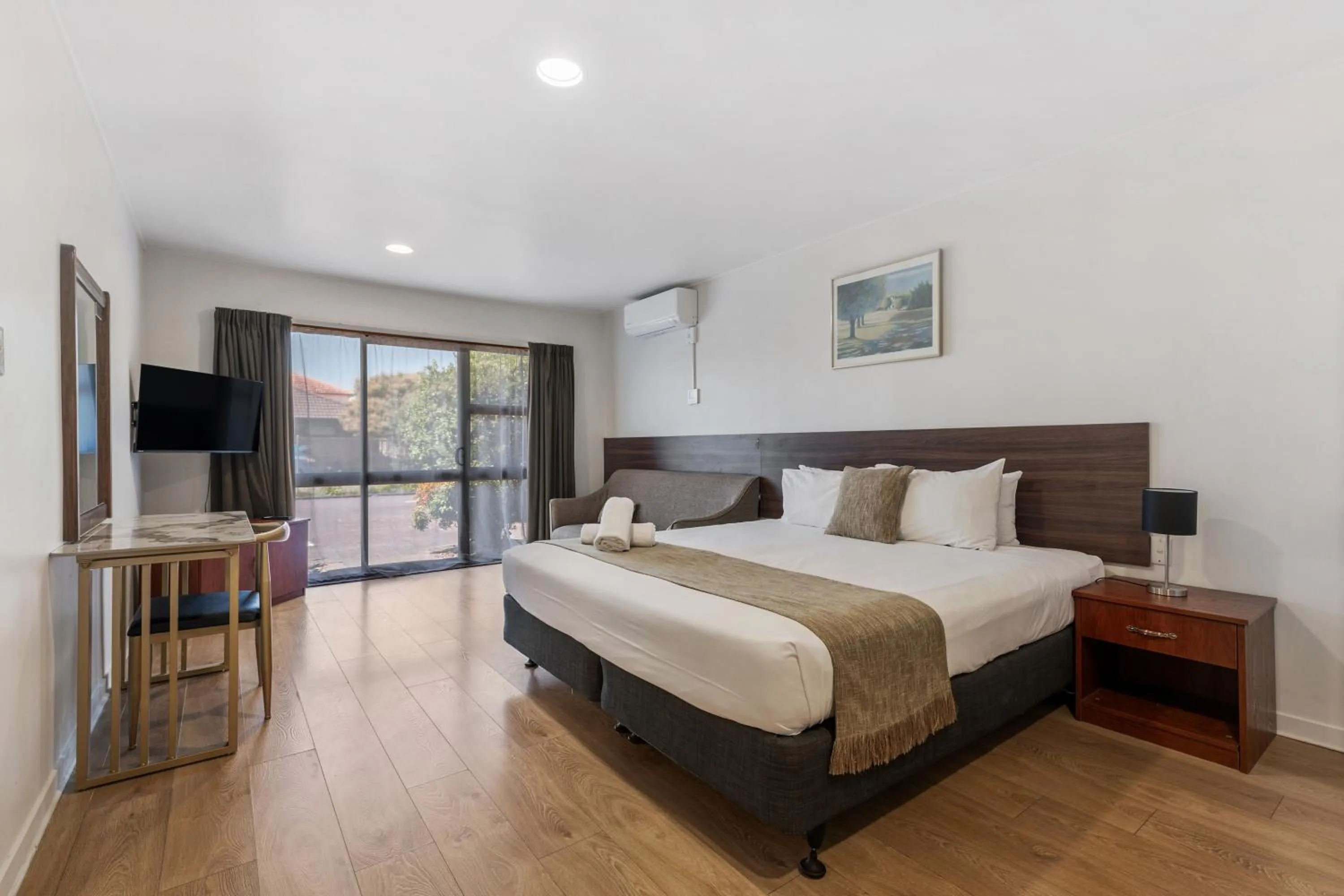 Bedroom, Bed in Auckland Airport Easy Hotel