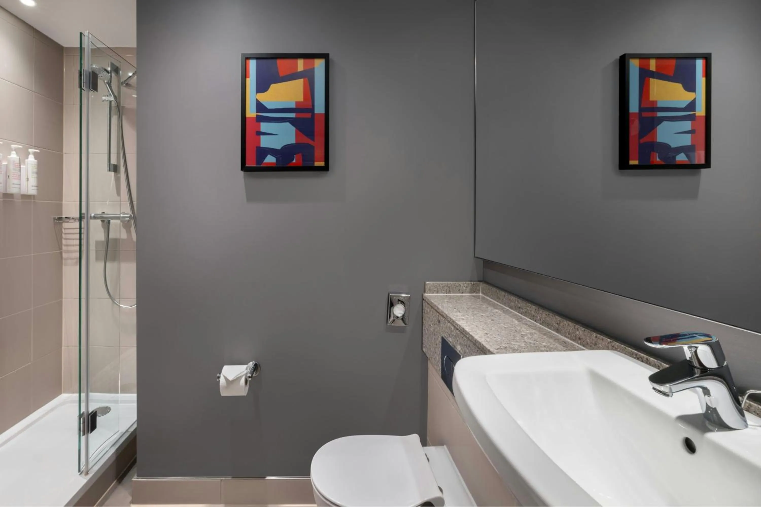 Photo of the whole room in Leeds Marriott Hotel