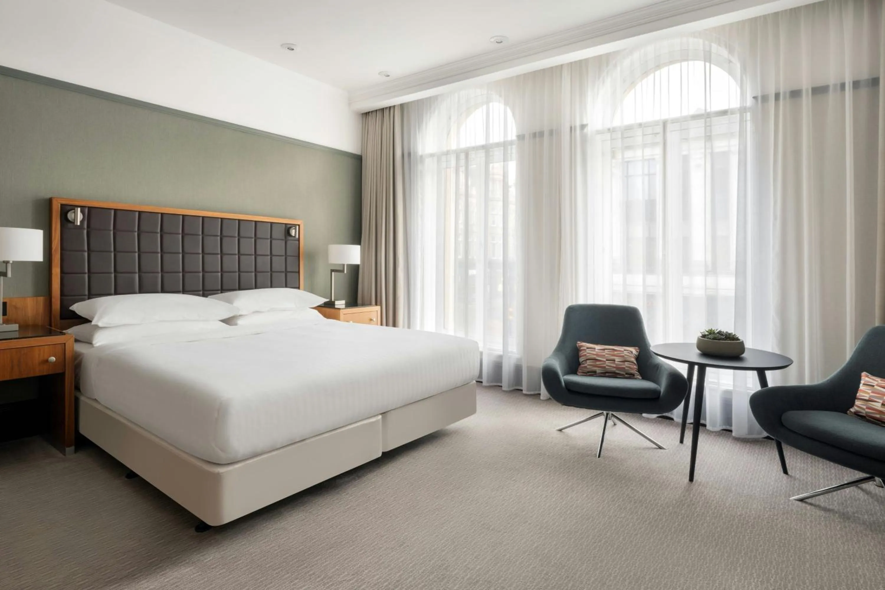 Photo of the whole room, Bed in Leeds Marriott Hotel