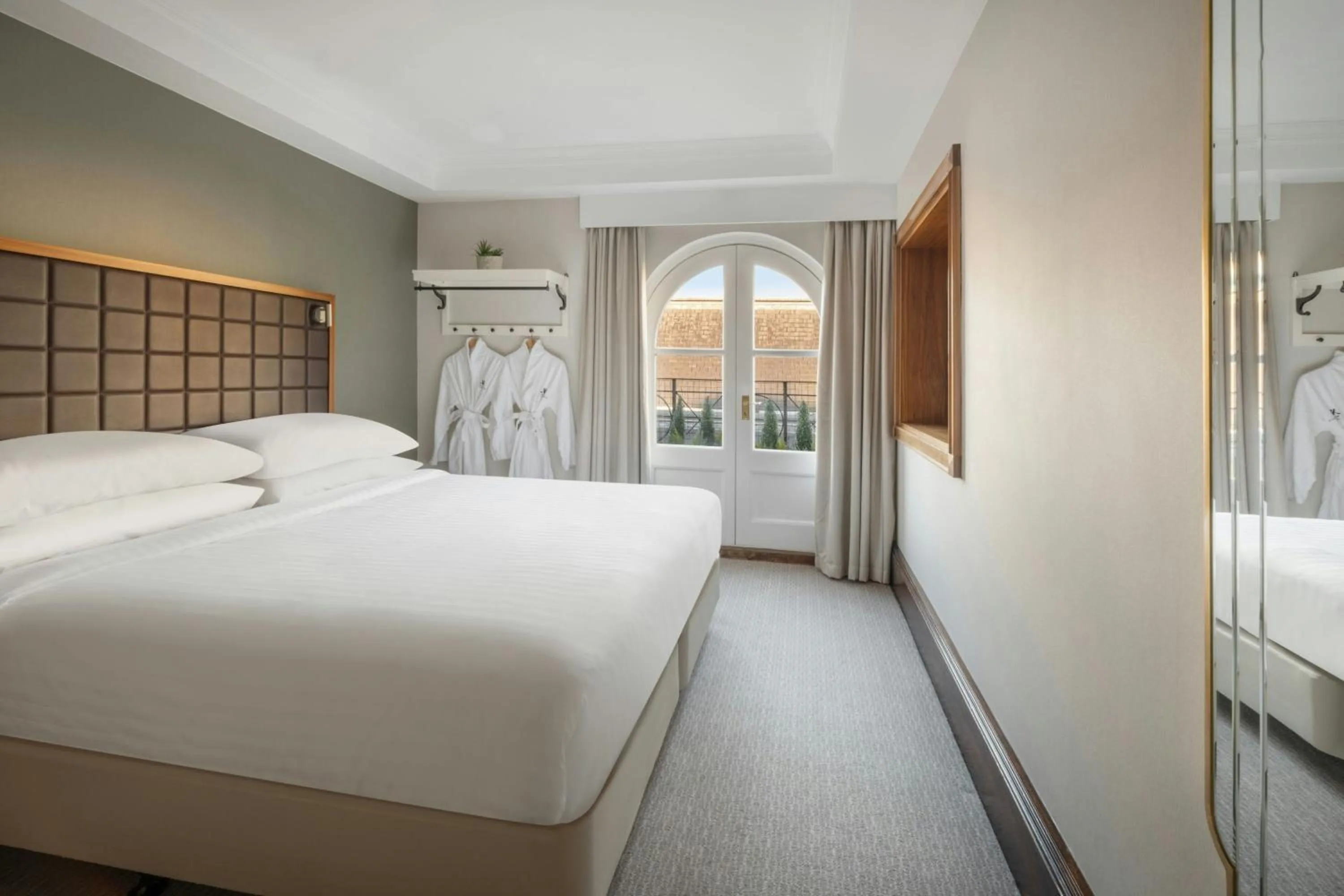 Photo of the whole room, Bed in Leeds Marriott Hotel