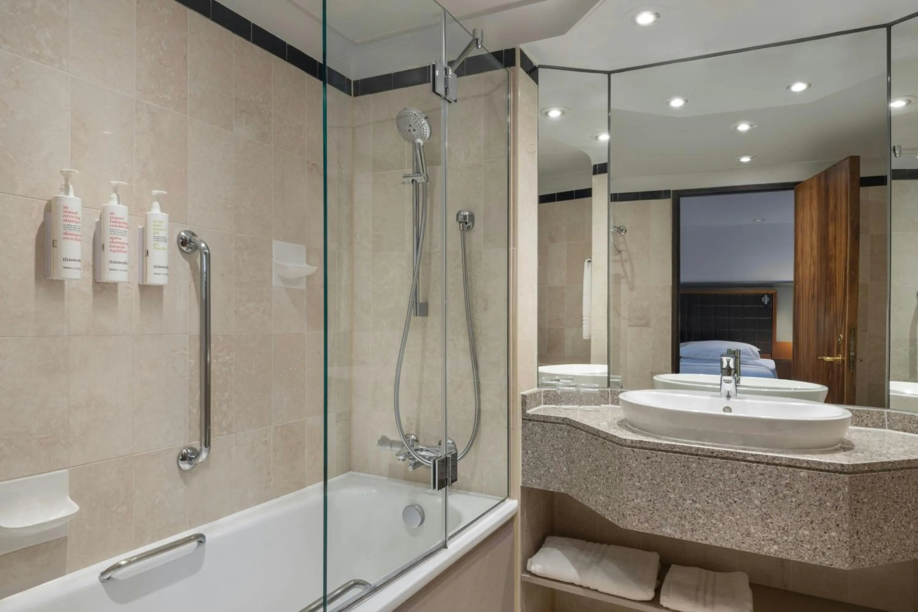 Photo of the whole room in Leeds Marriott Hotel