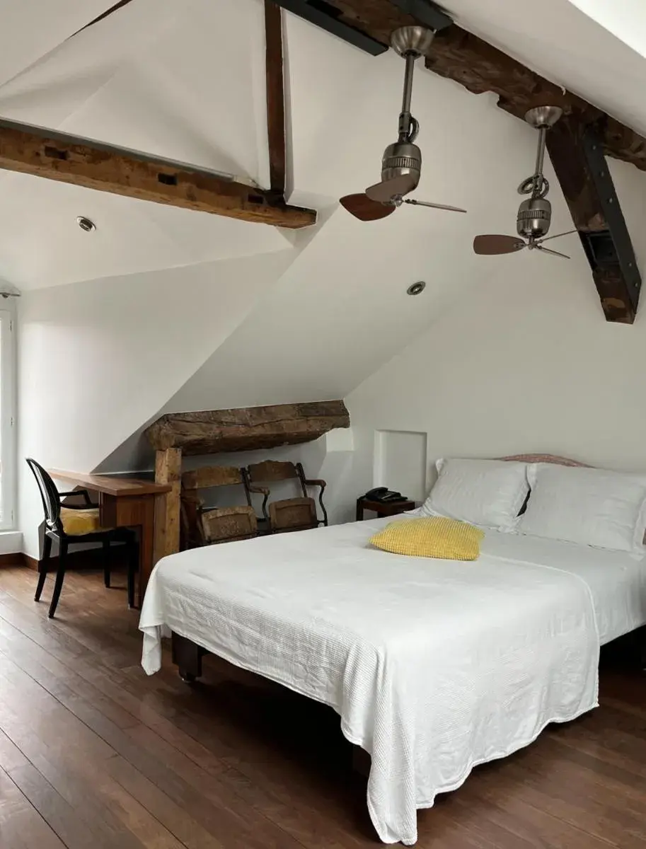 Junior Suite in Boutique Hotel de la Place des Vosges Junior Suite in Boutique Hotel de la Place des Vosges