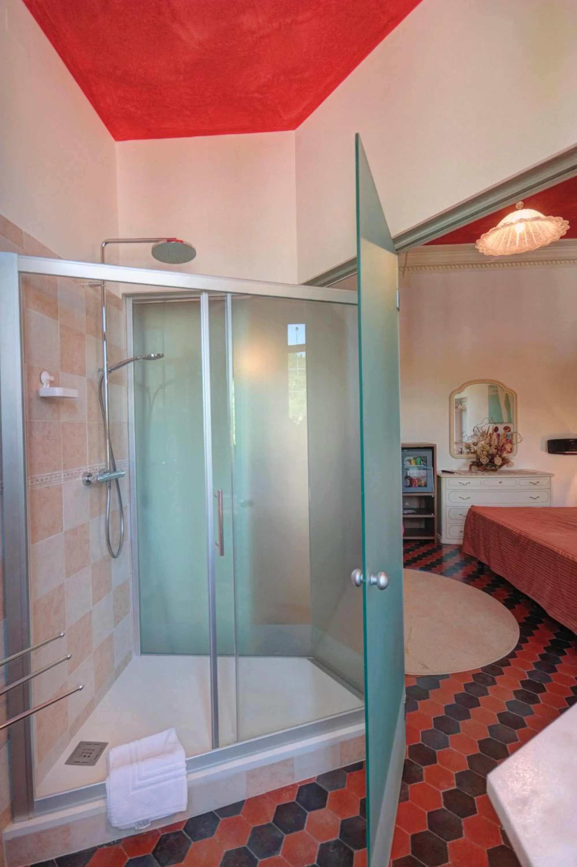 Shower, Bed in Raffaello Residence