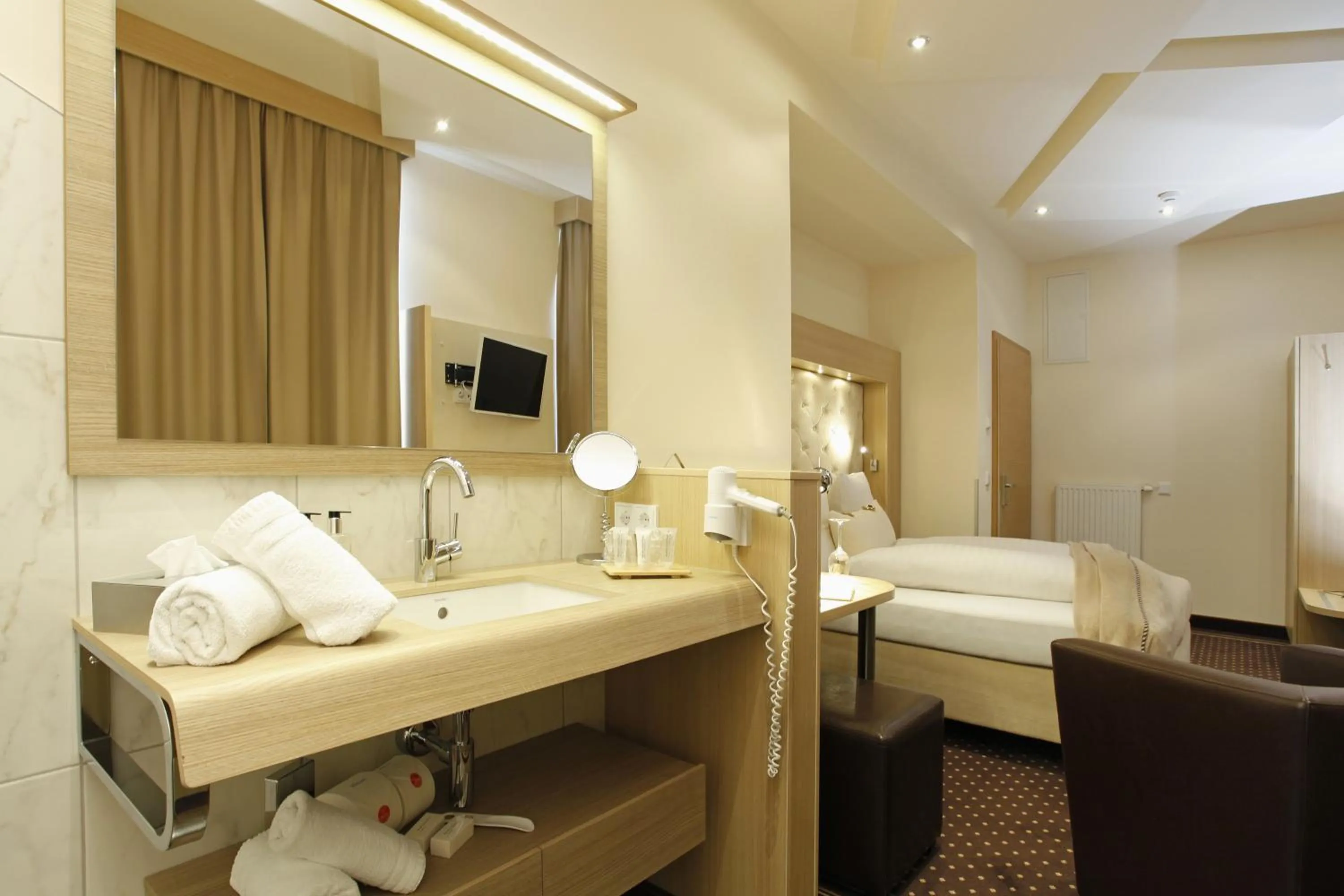 Bathroom, Bed in Hotel Villa Will