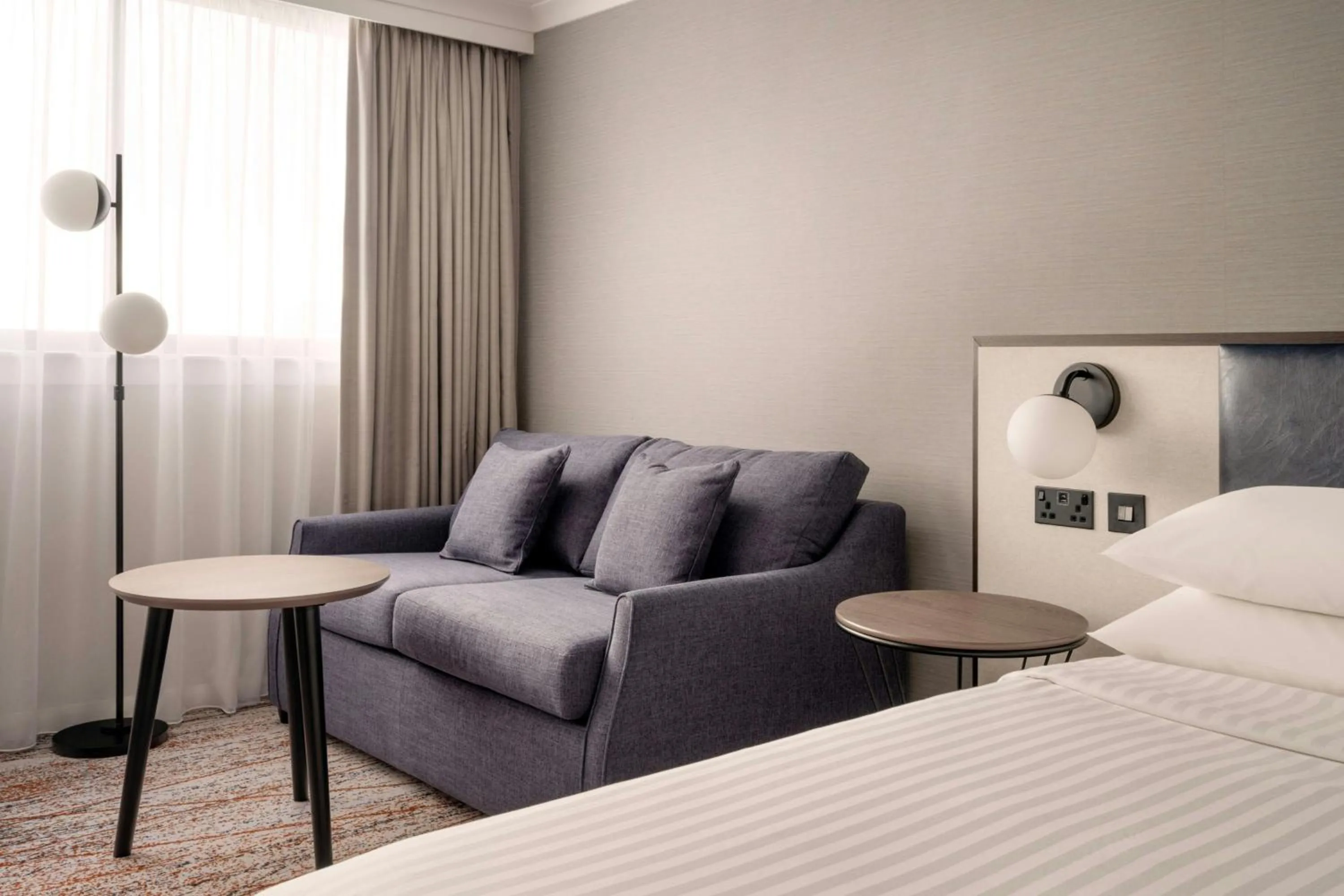 Photo of the whole room, Bed in Glasgow Marriott Hotel