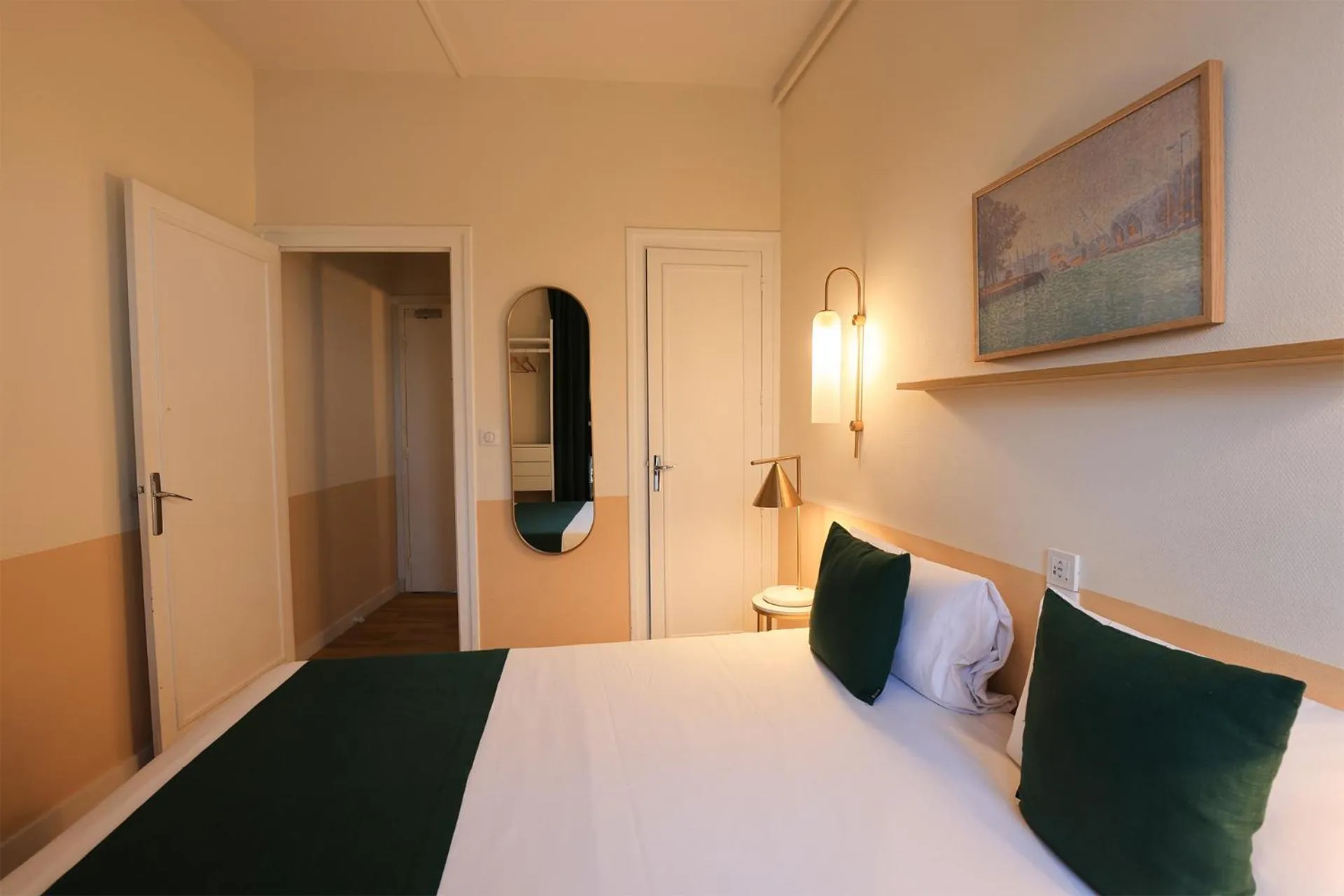 Bed in Grand Hôtel Saint-Aignan