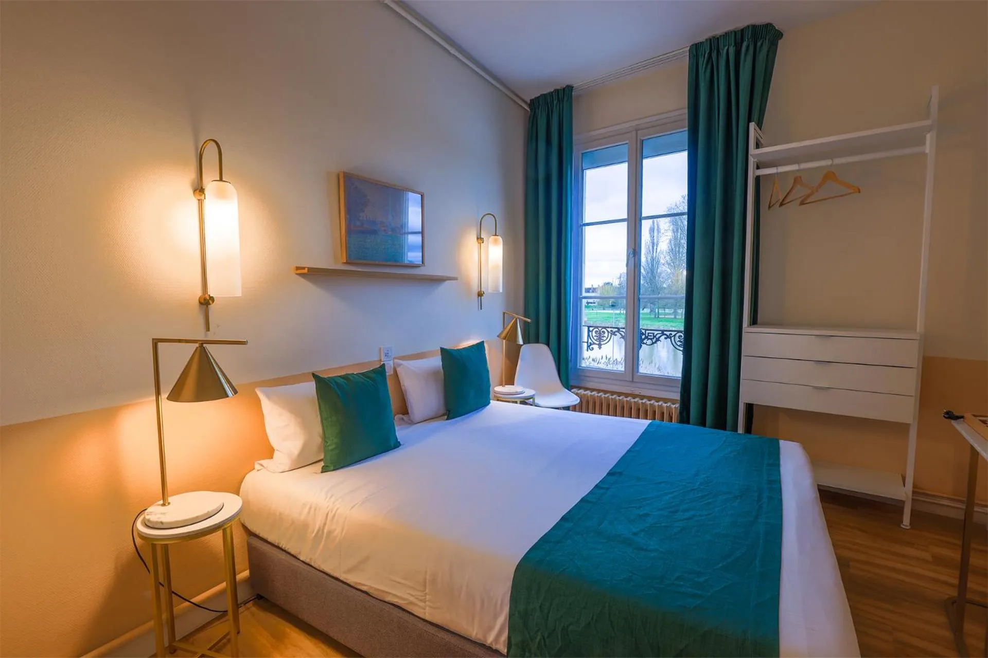 Bed in Grand Hôtel Saint-Aignan