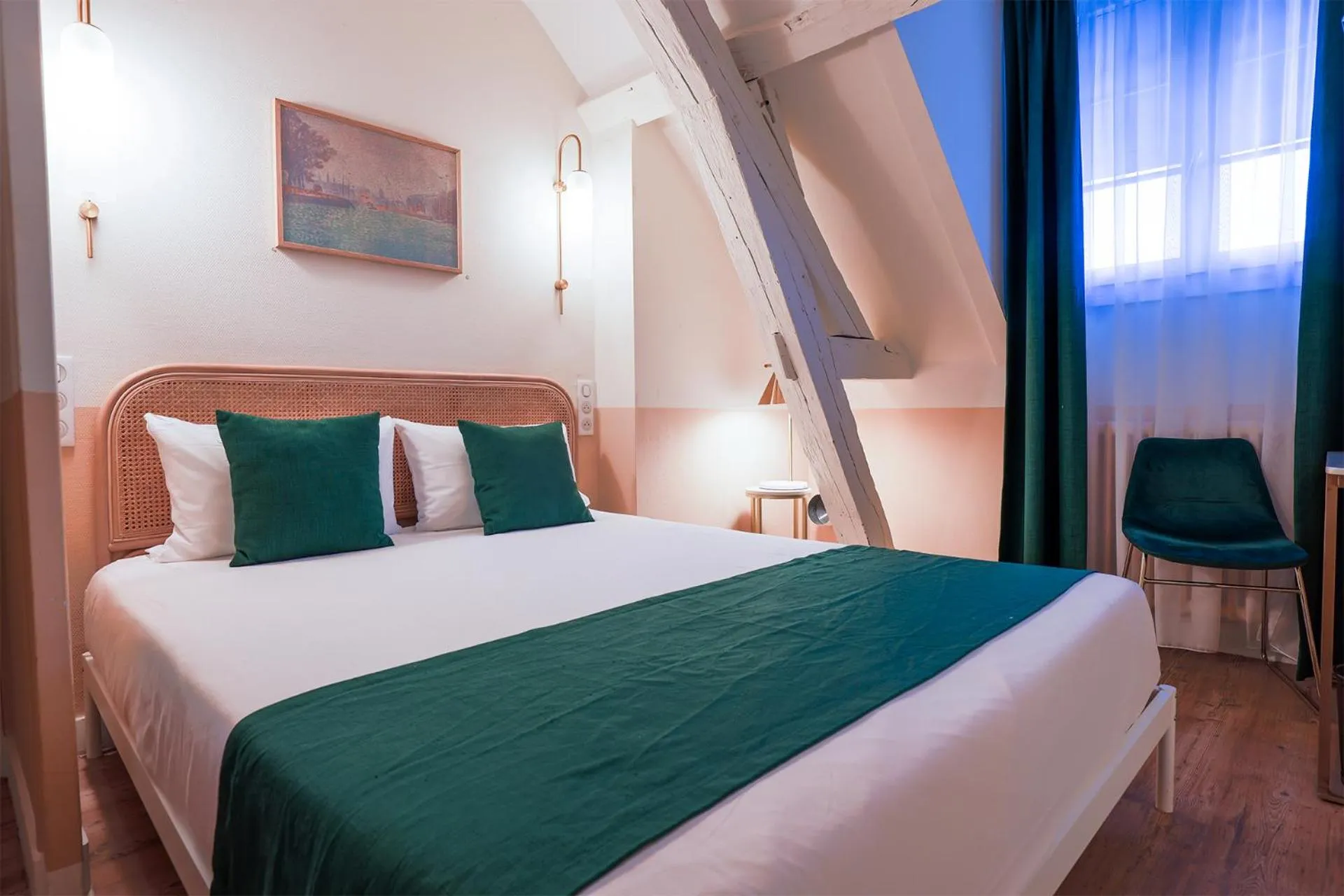 Bed in Grand Hôtel Saint-Aignan