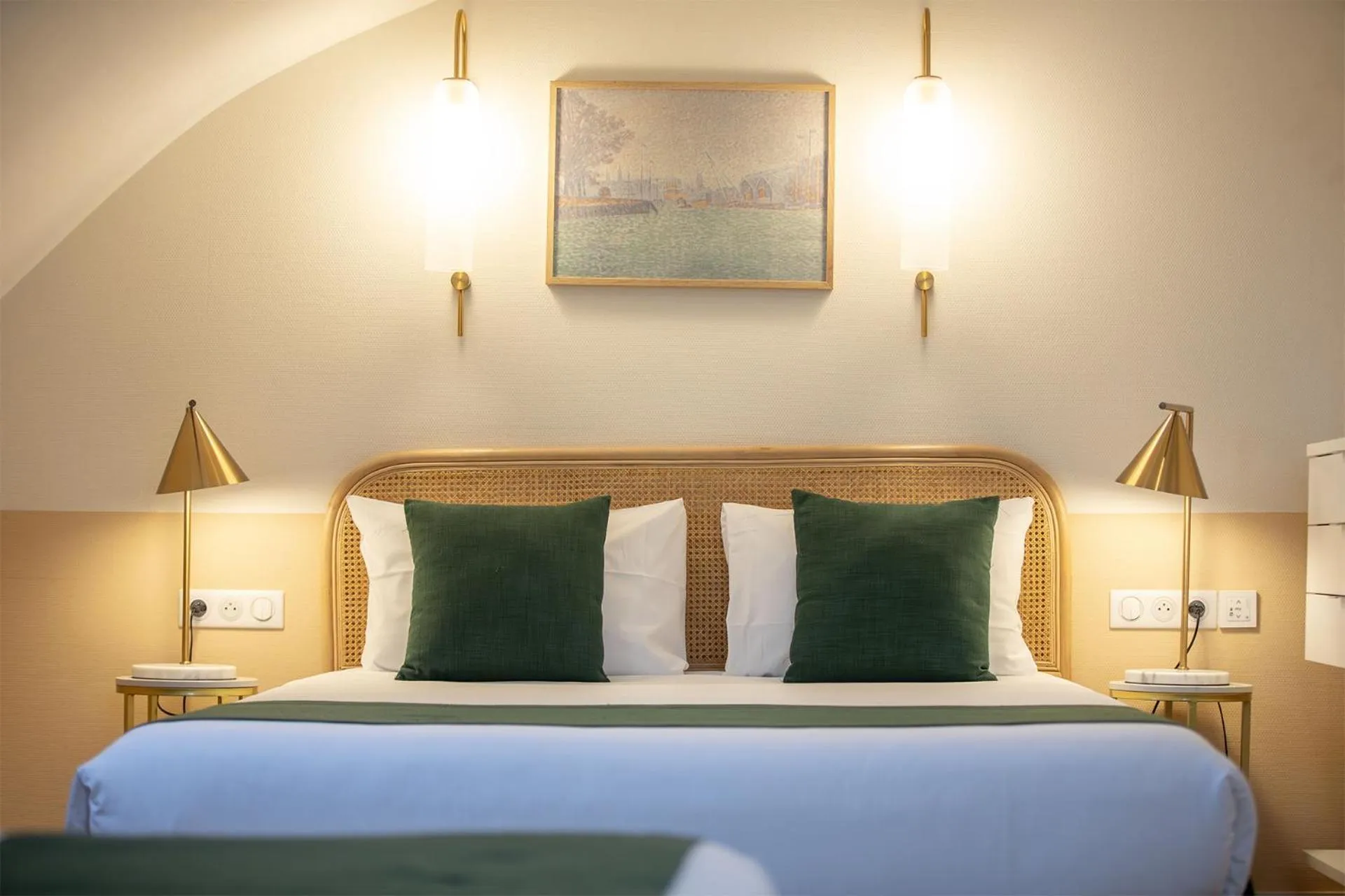 Bed in Grand Hôtel Saint-Aignan