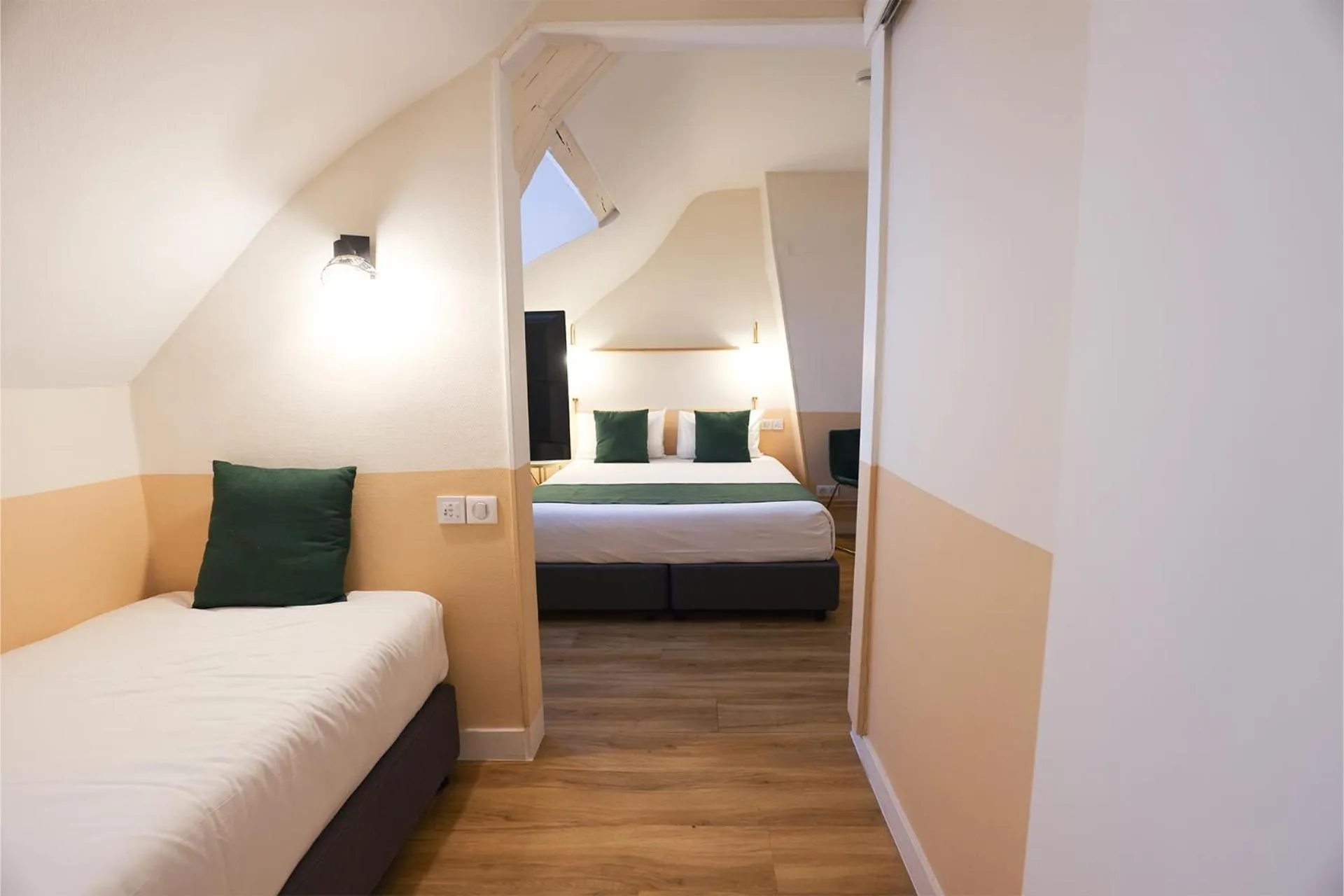 Bed in Grand Hôtel Saint-Aignan