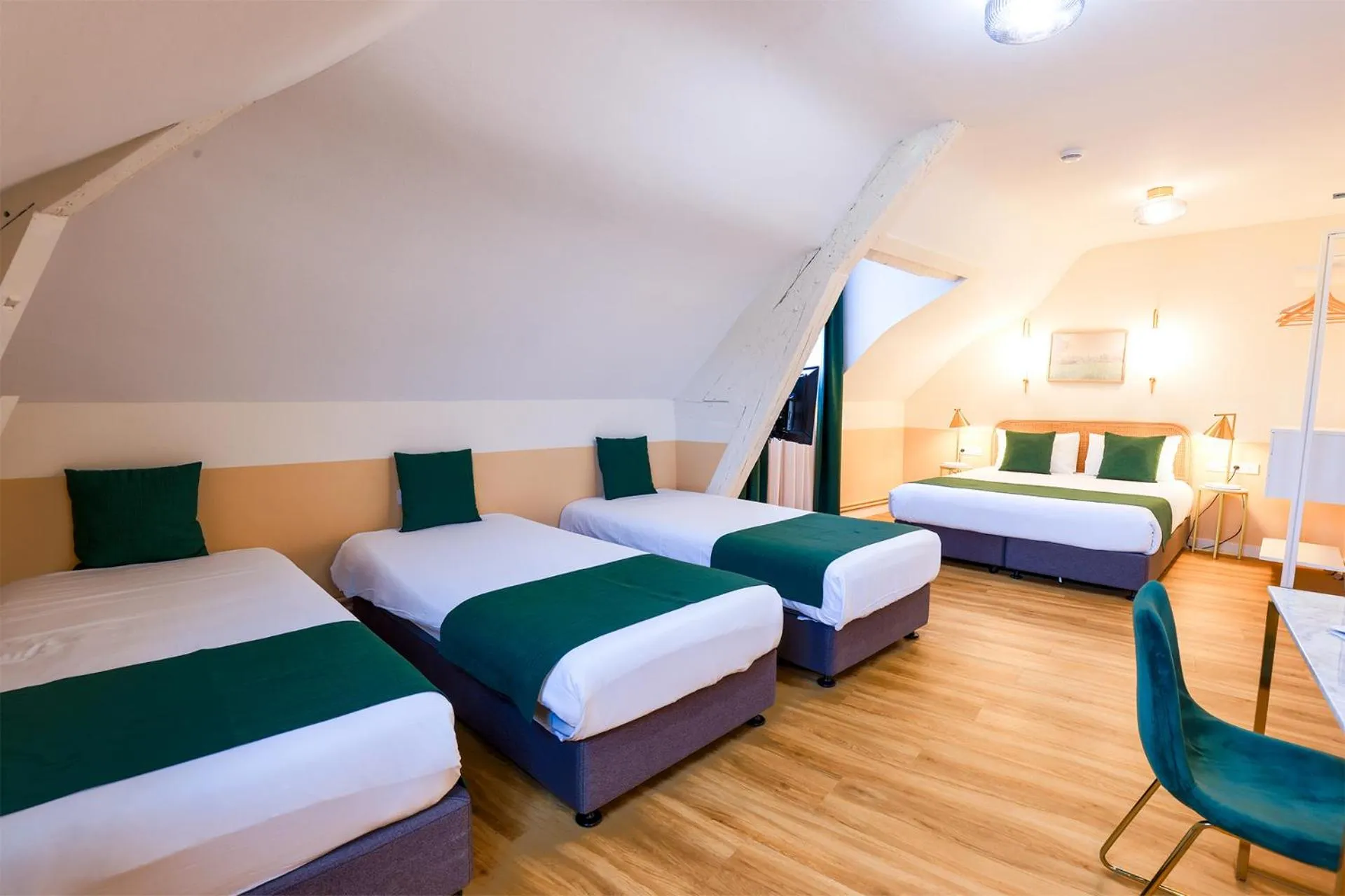 Bed in Grand Hôtel Saint-Aignan