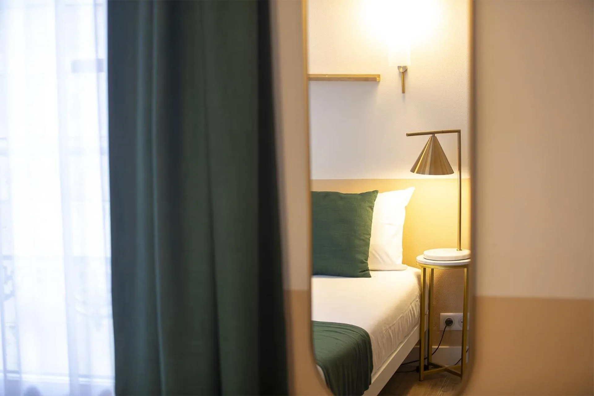 Bed in Grand Hôtel Saint-Aignan