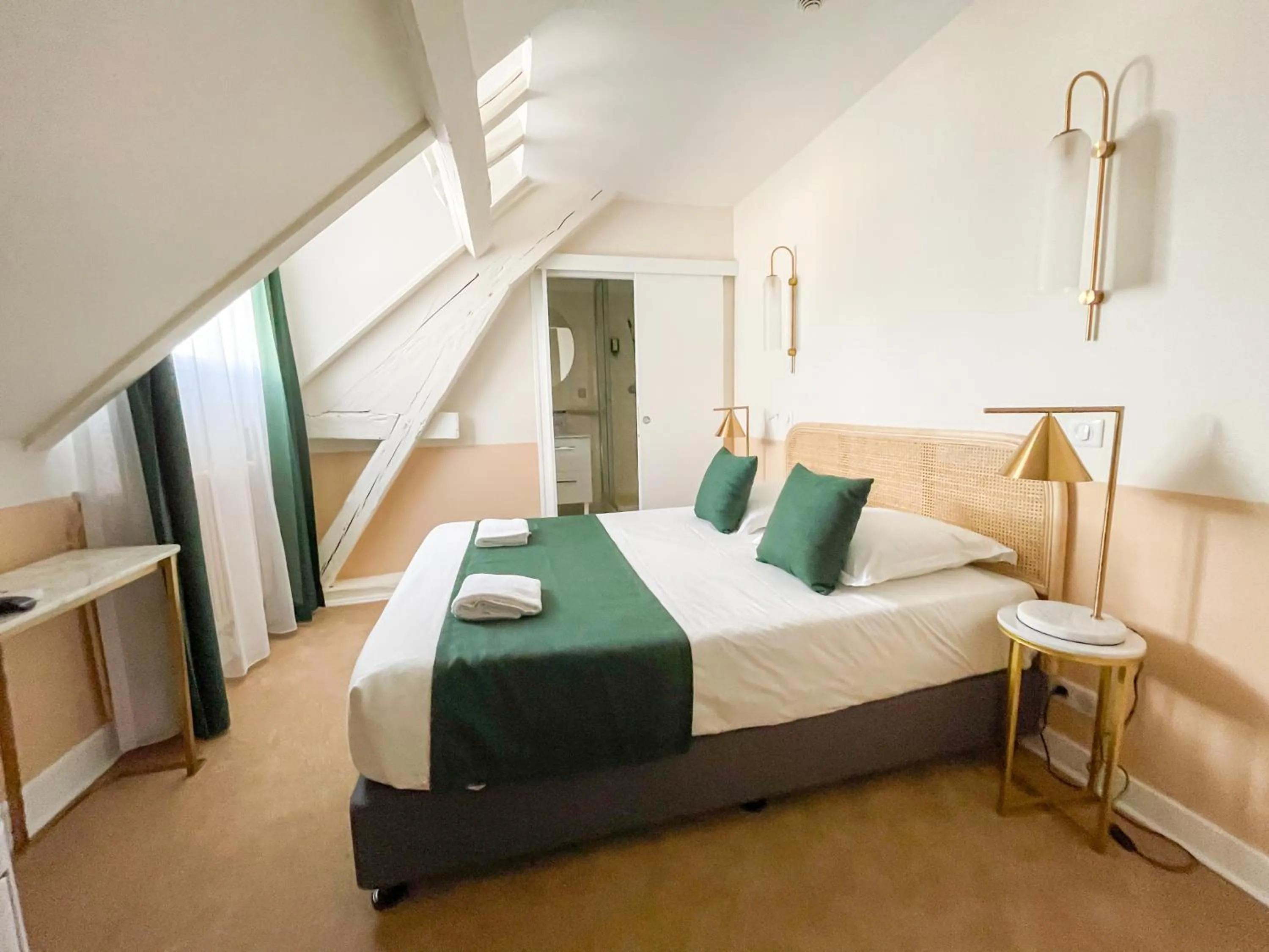 Bed in Grand Hôtel Saint-Aignan