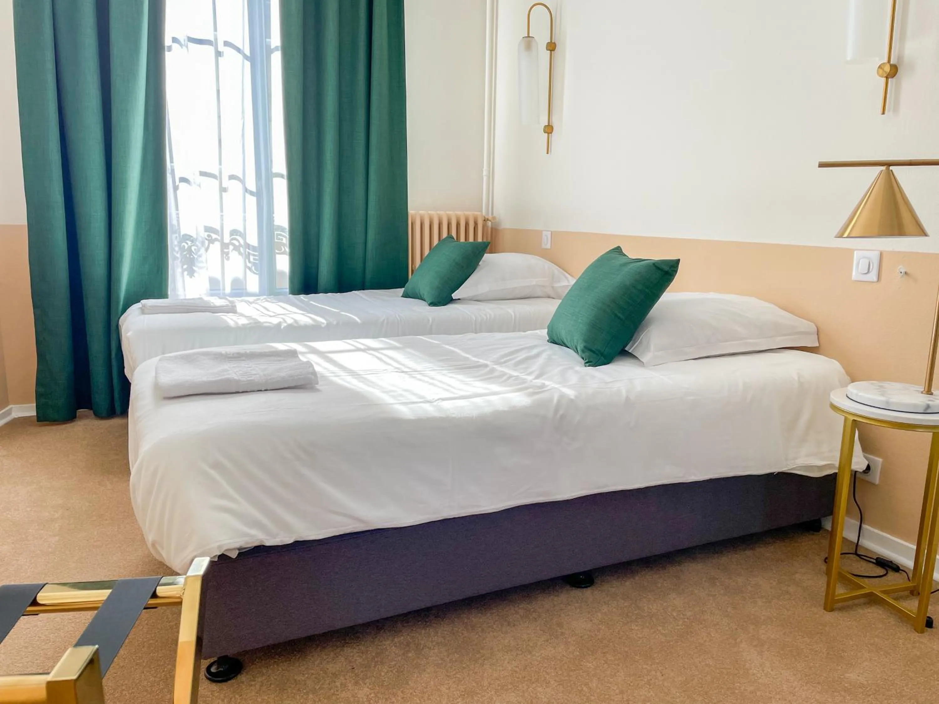Bed in Grand Hôtel Saint-Aignan