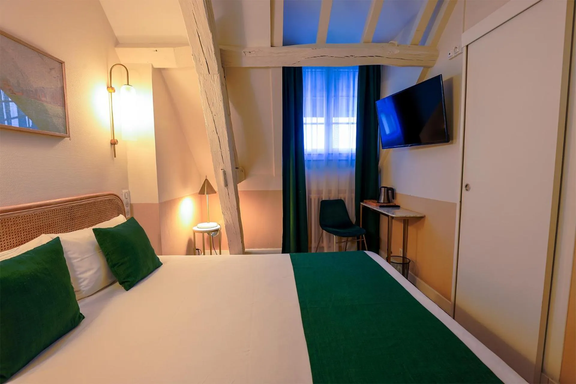 Bed in Grand Hôtel Saint-Aignan