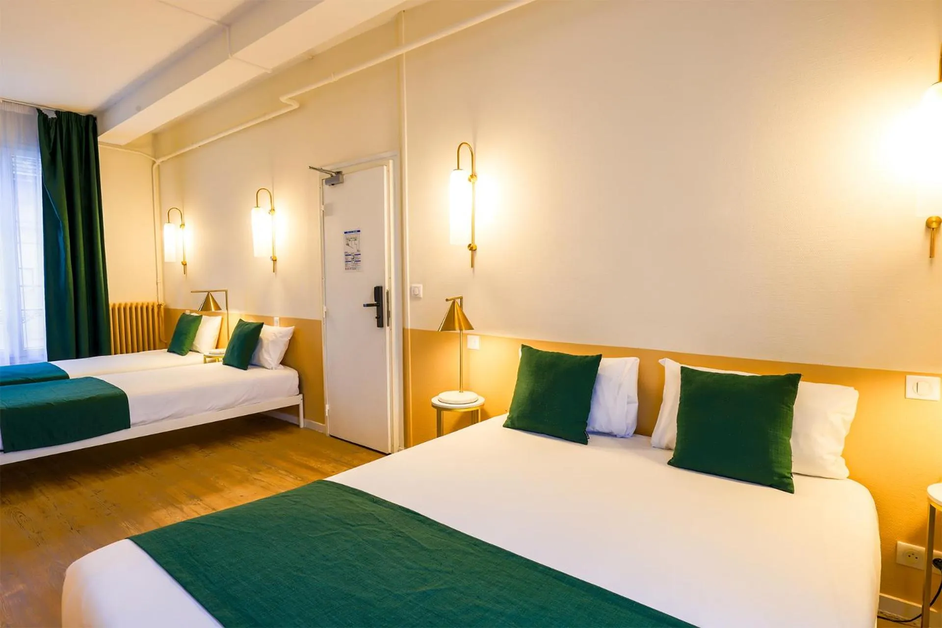 Bed in Grand Hôtel Saint-Aignan