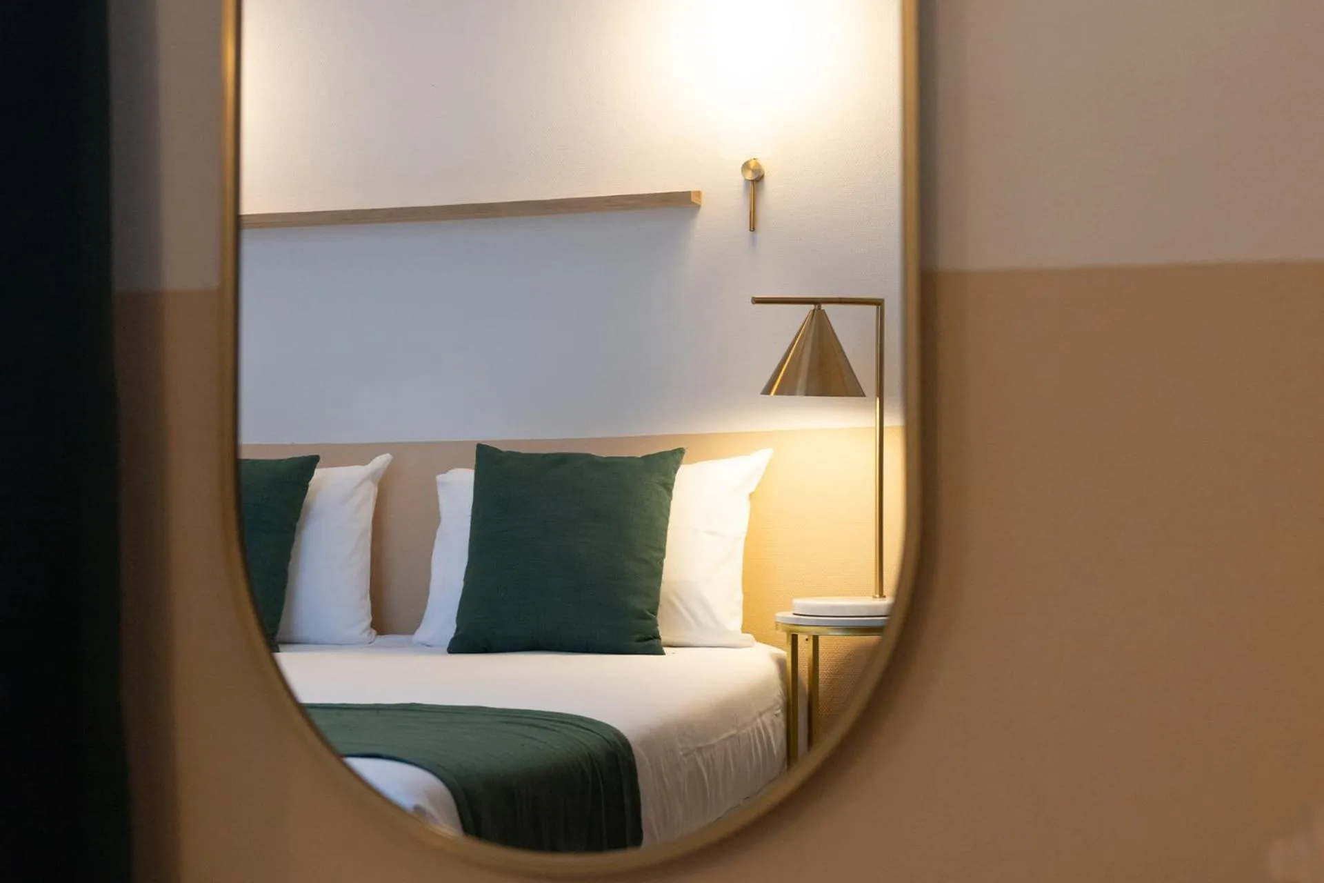 Bed in Grand Hôtel Saint-Aignan