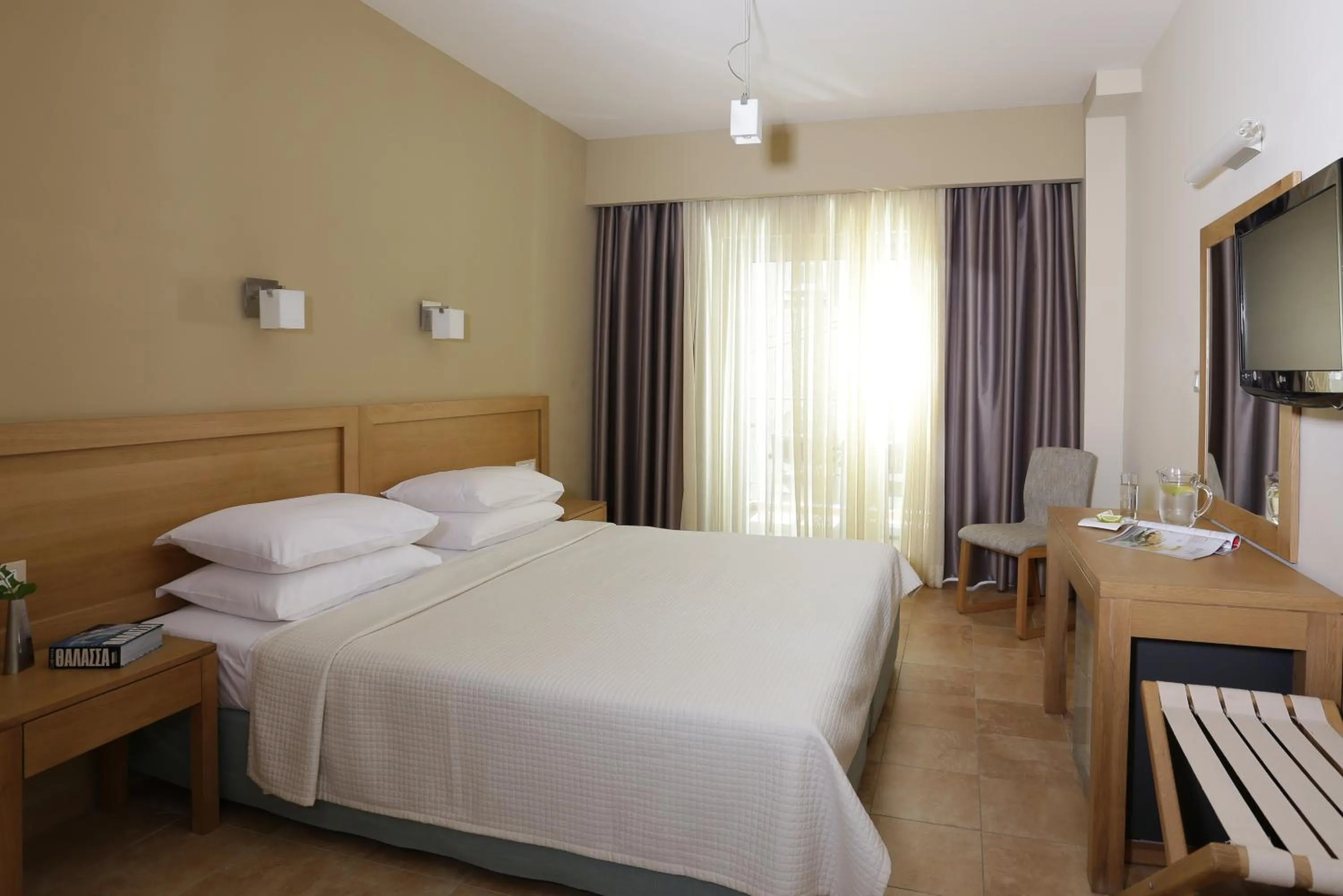 Bedroom, Bed in Almira Hotel