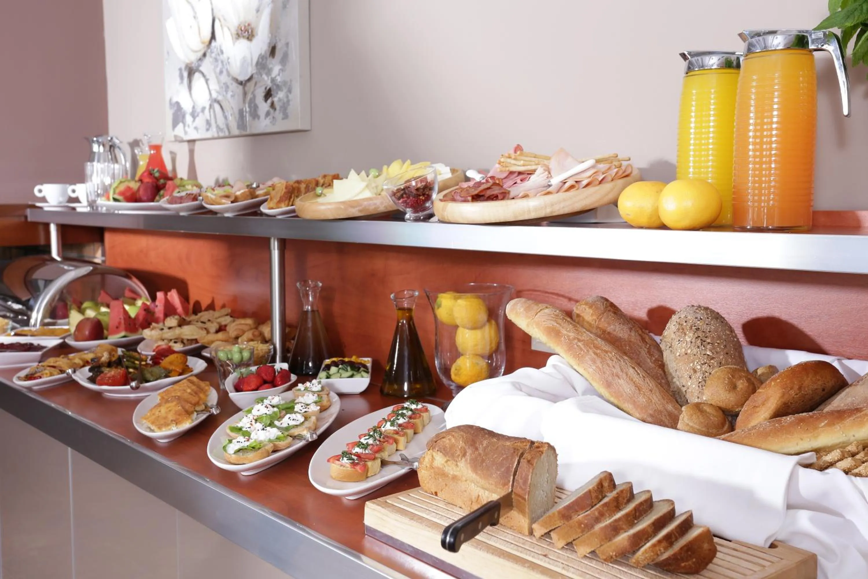 Restaurant/places to eat in Almira Hotel