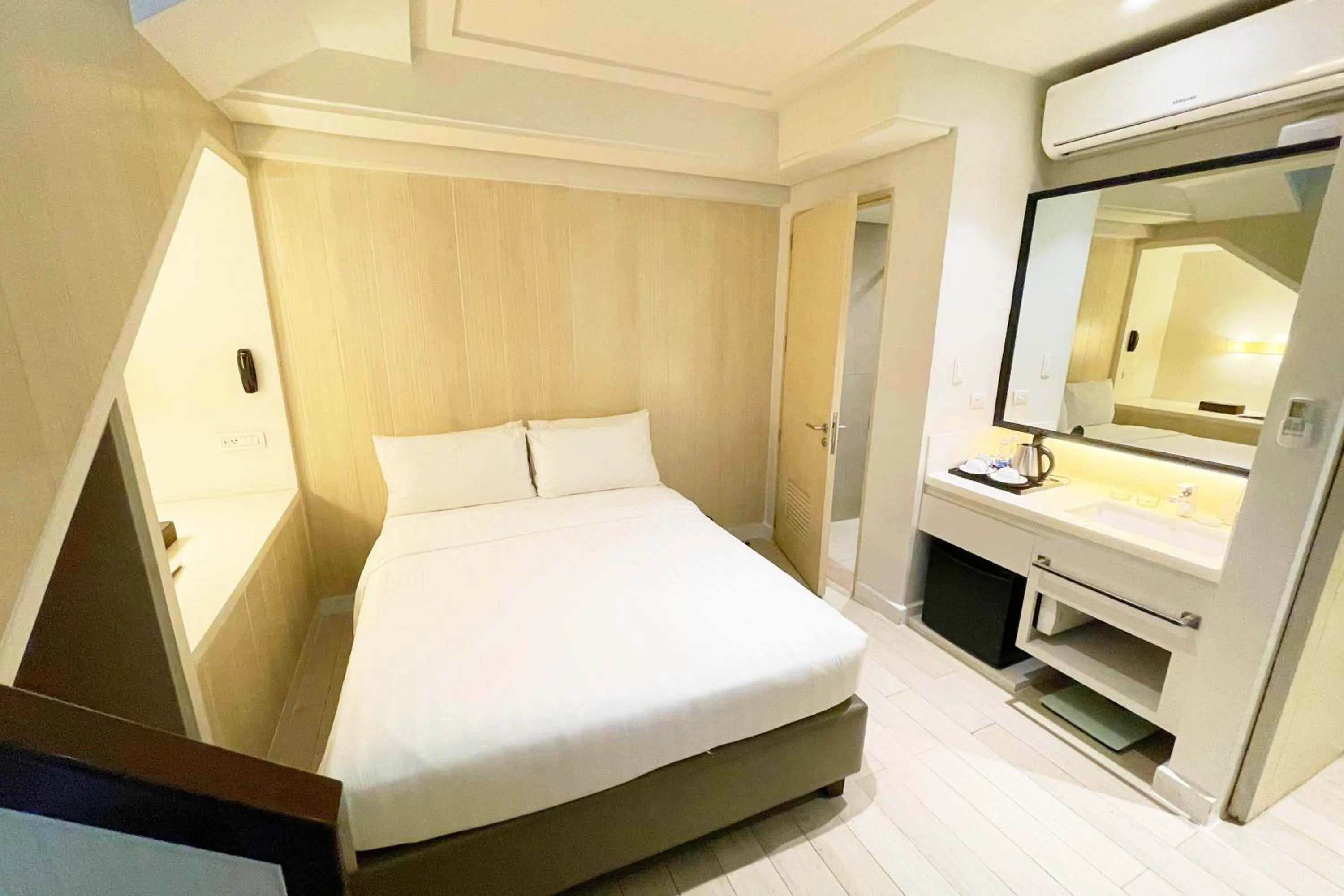 Bed in Mella Hotel Manila near NAIA Airport