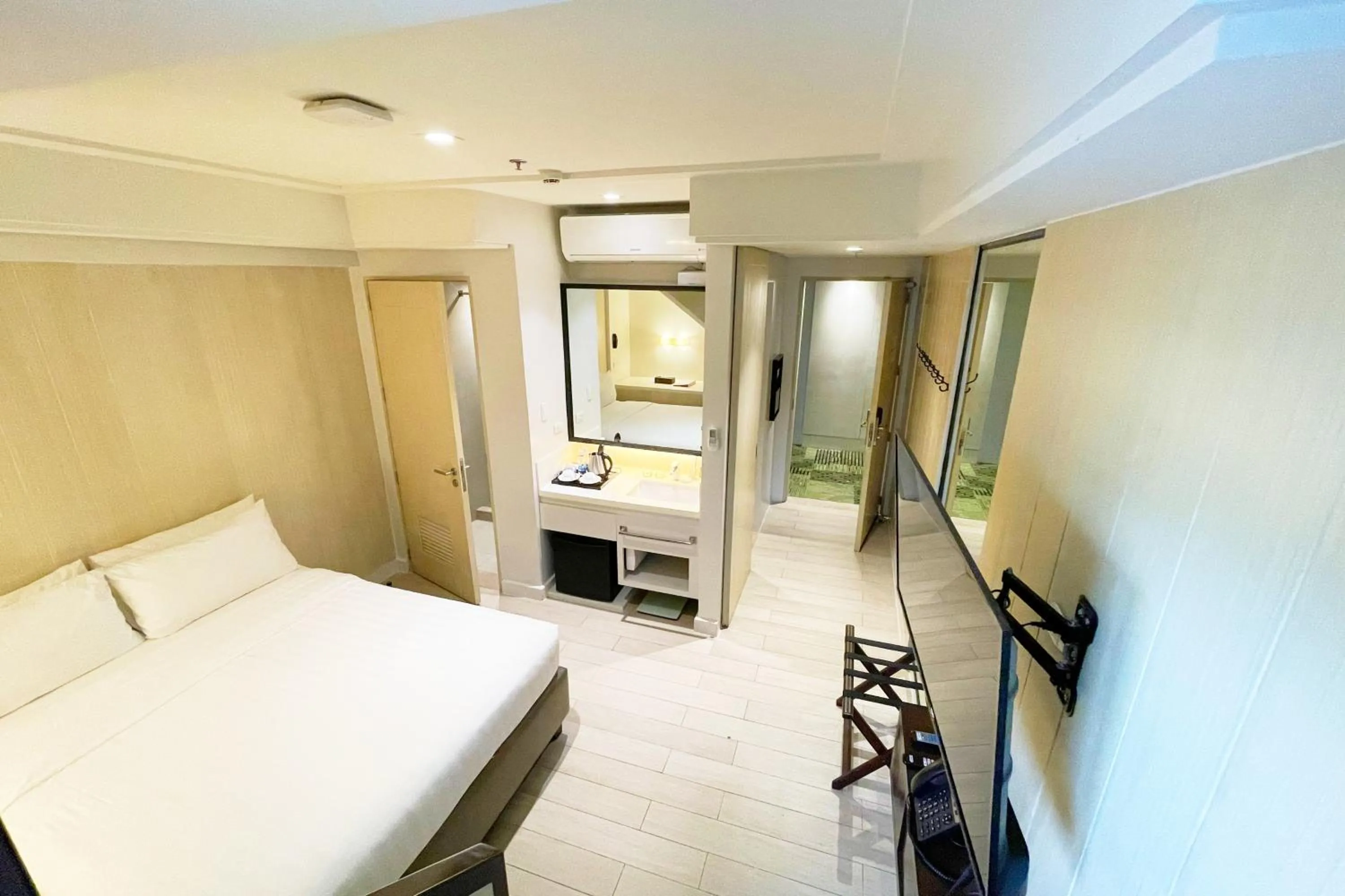 Bed in Mella Hotel Manila near NAIA Airport