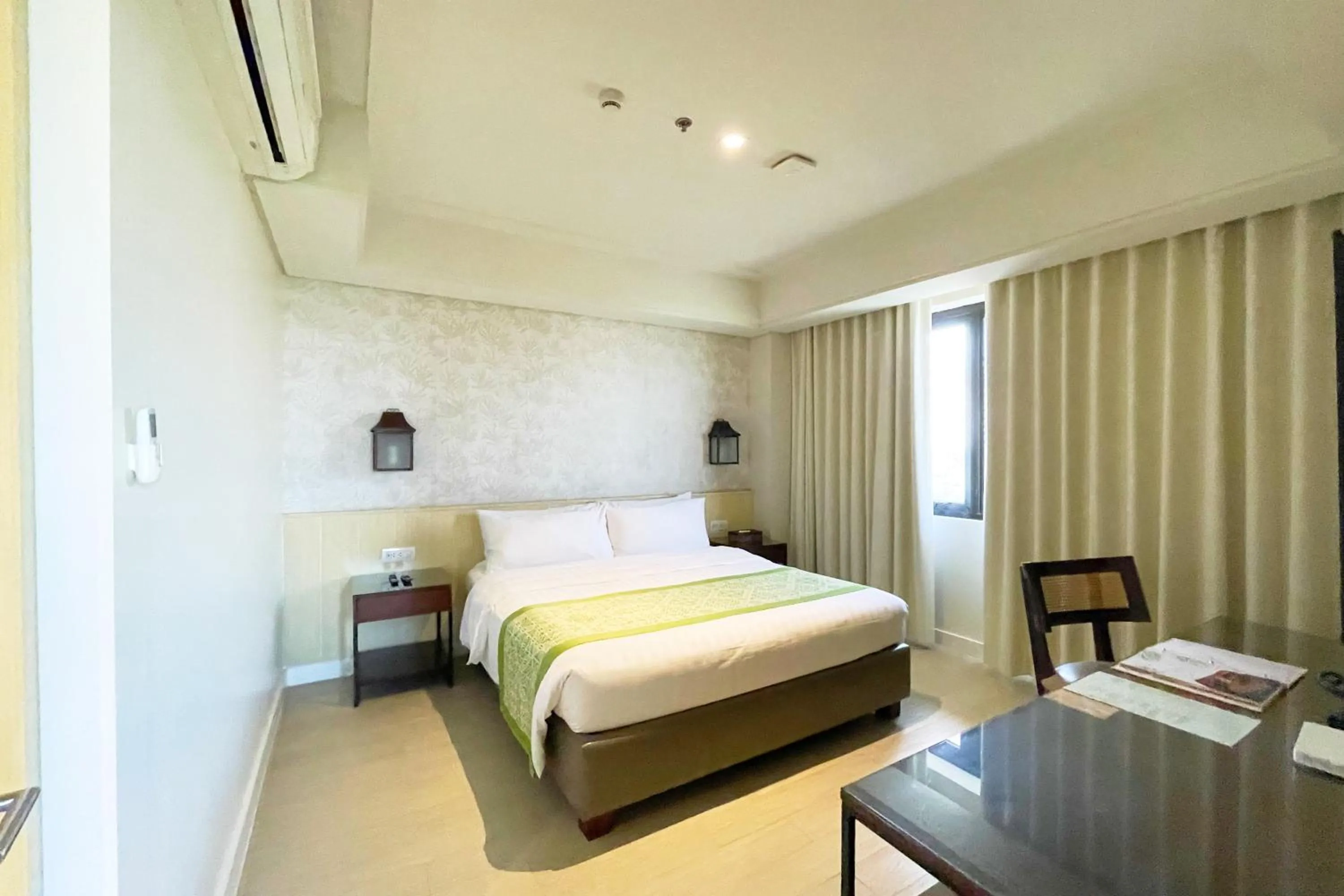 Bed in Mella Hotel Manila near NAIA Airport