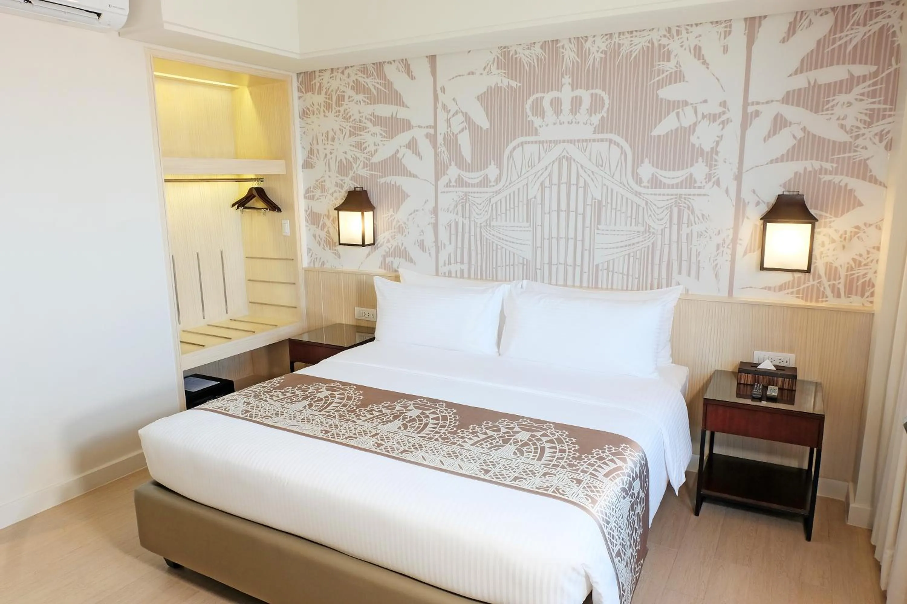 Bed in Mella Hotel Manila near NAIA Airport