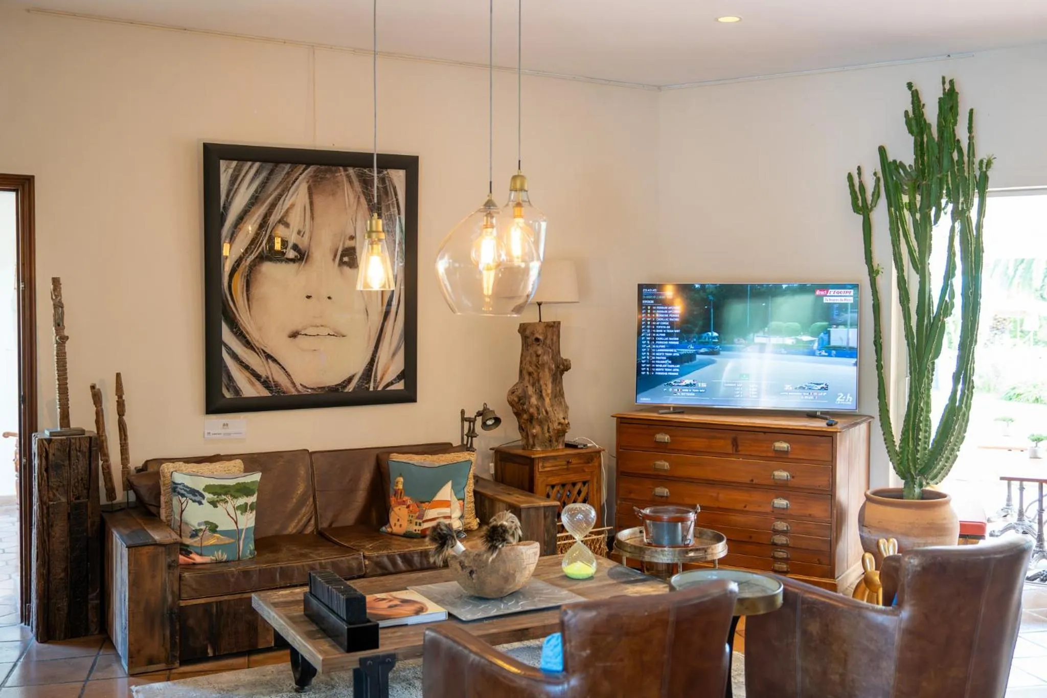 Communal lounge/ TV room in Hotel La Garbine