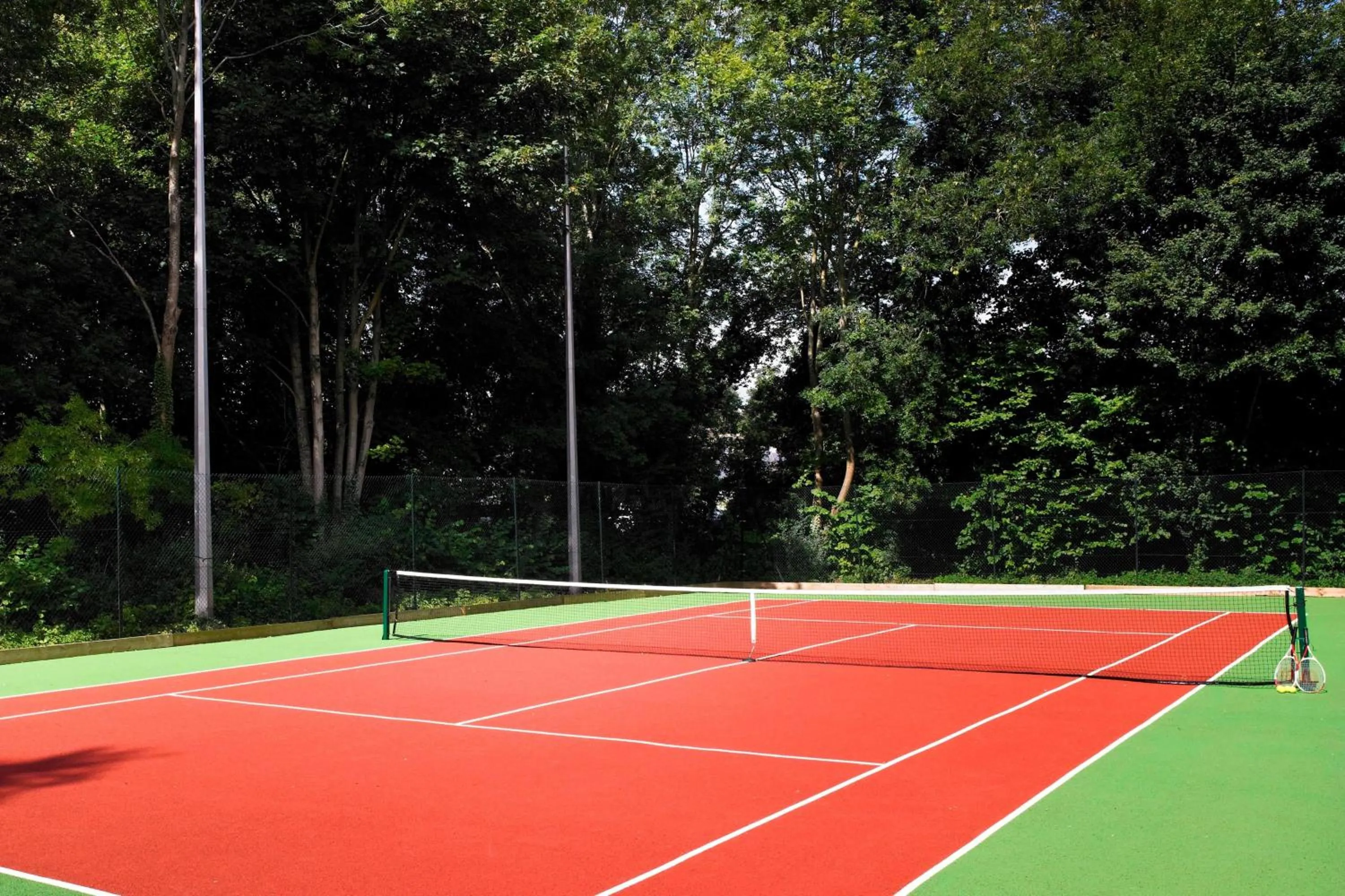 Tennis court in Delta Hotels by Marriott Swindon