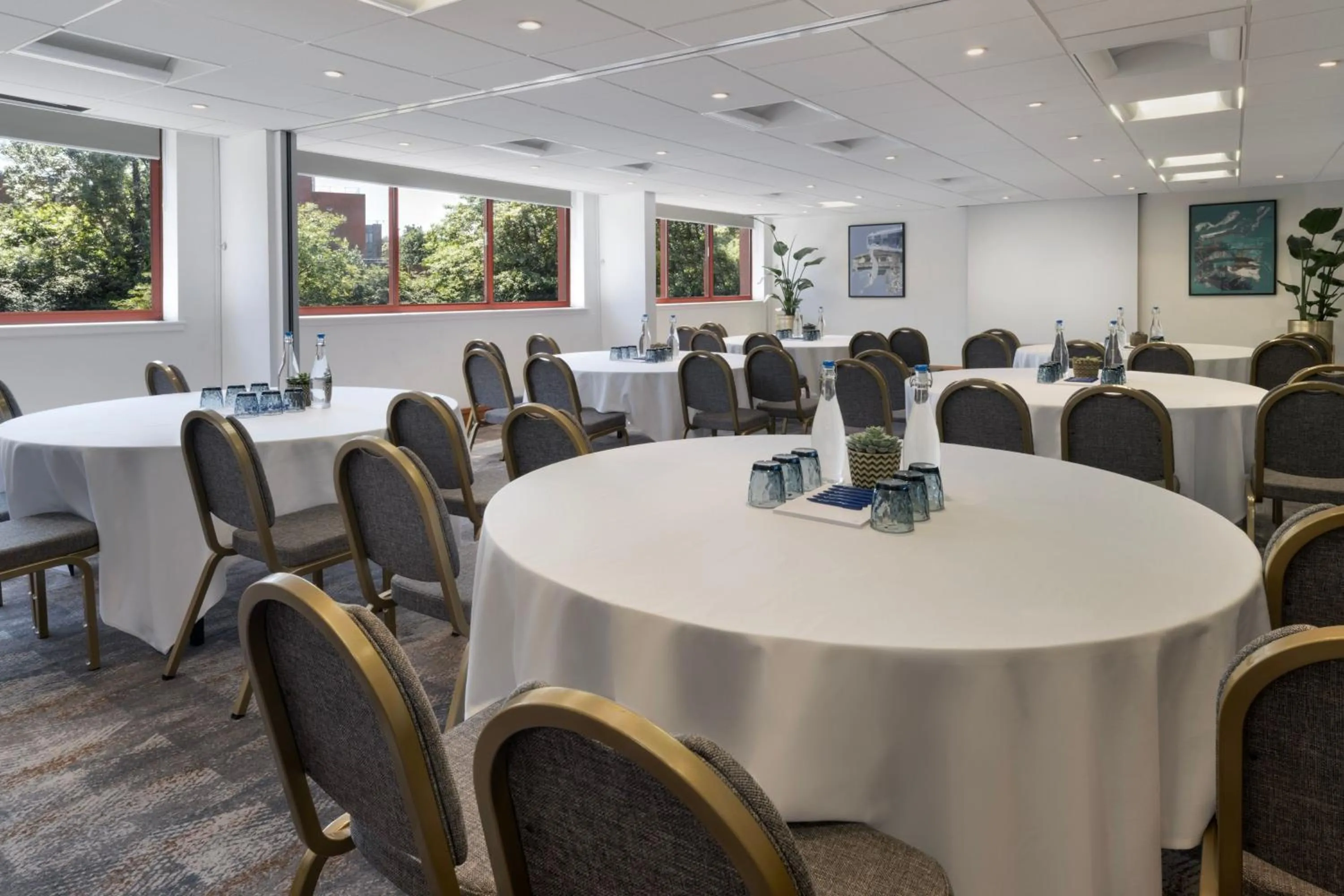 Lounge or bar in Delta Hotels by Marriott Swindon