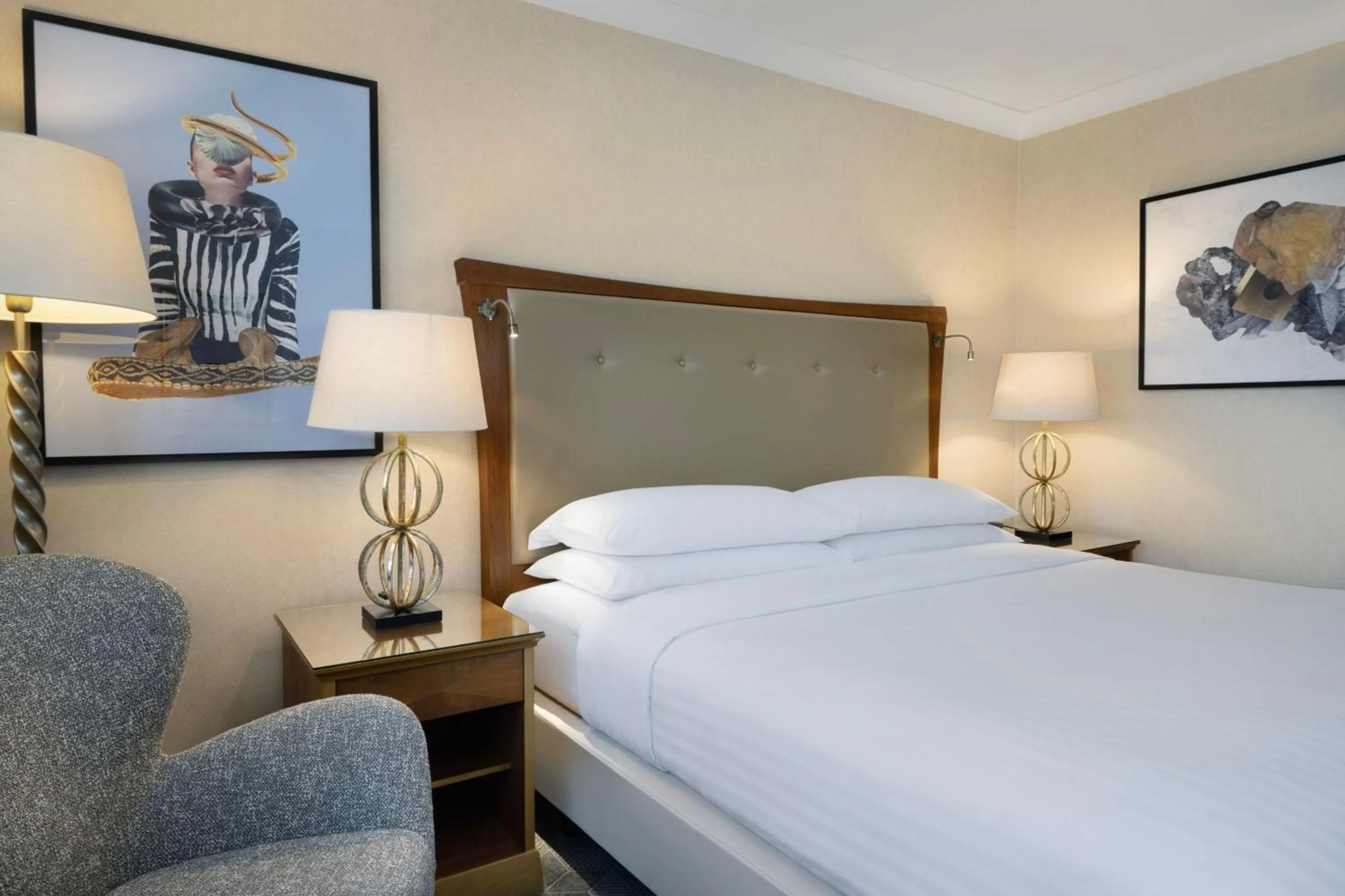 Photo of the whole room, Bed in Delta Hotels by Marriott Swindon