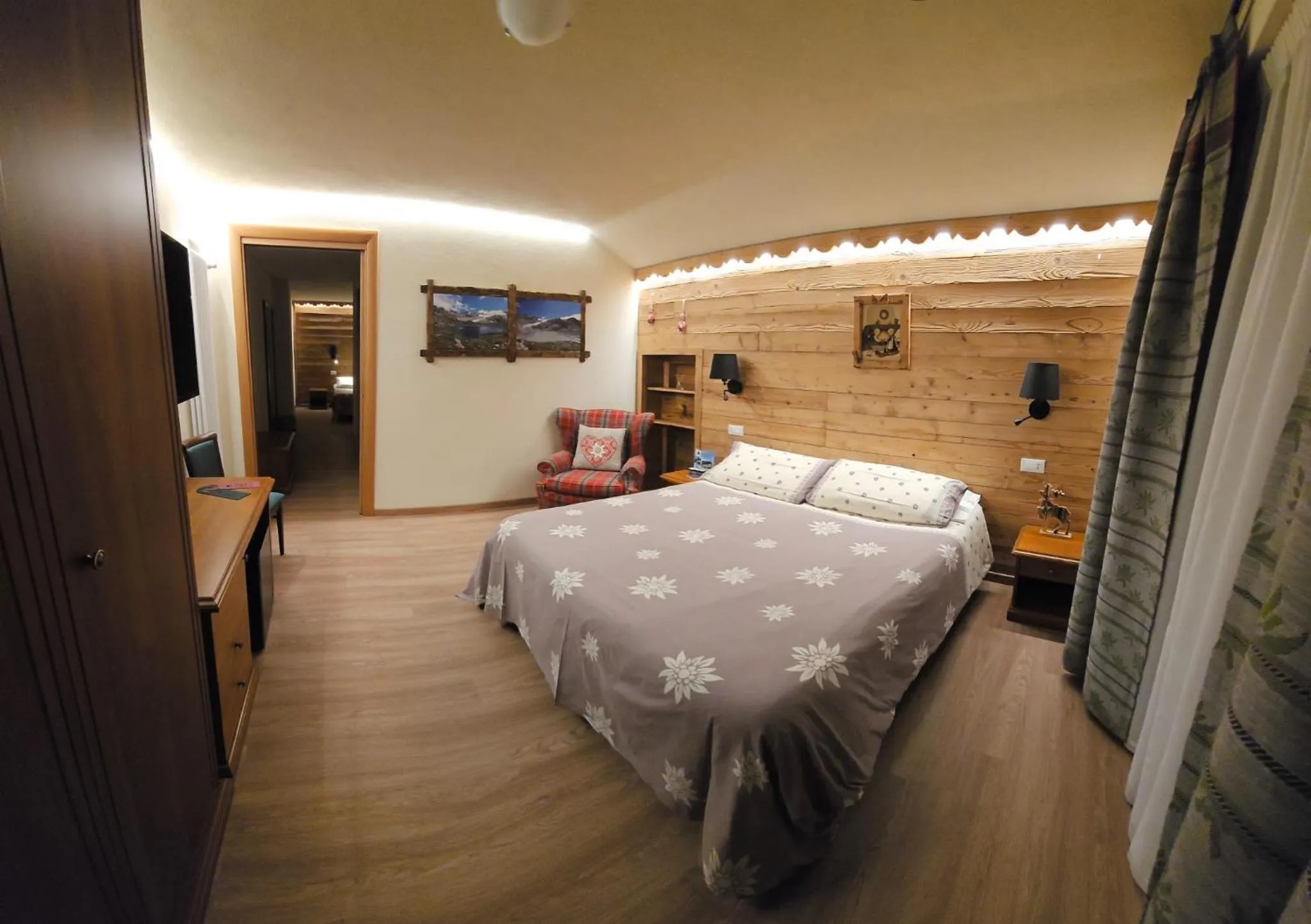 Bed in Hotel Edelweiss