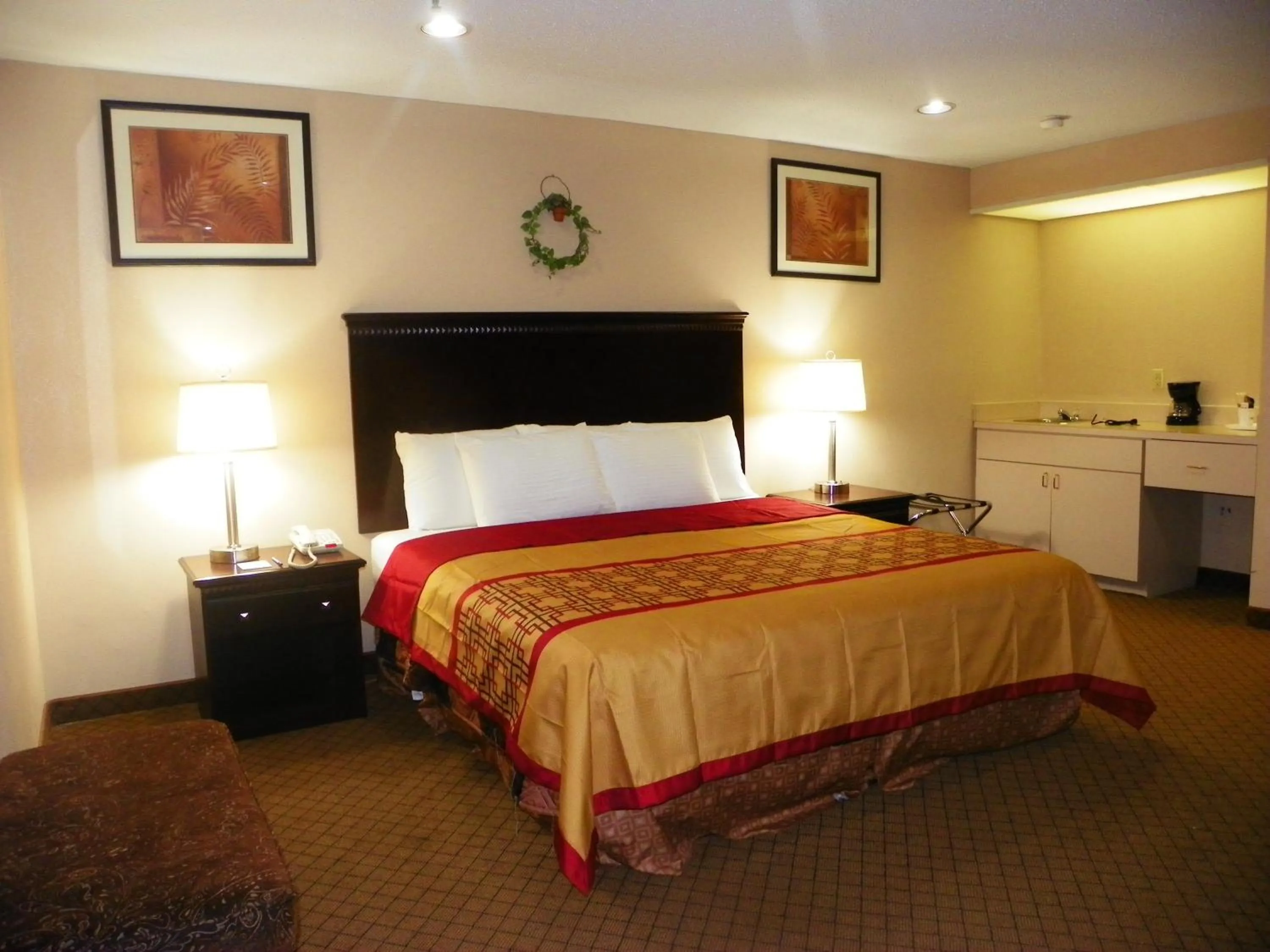 Bed in Royalton Inn & Suites Upper Sandusky