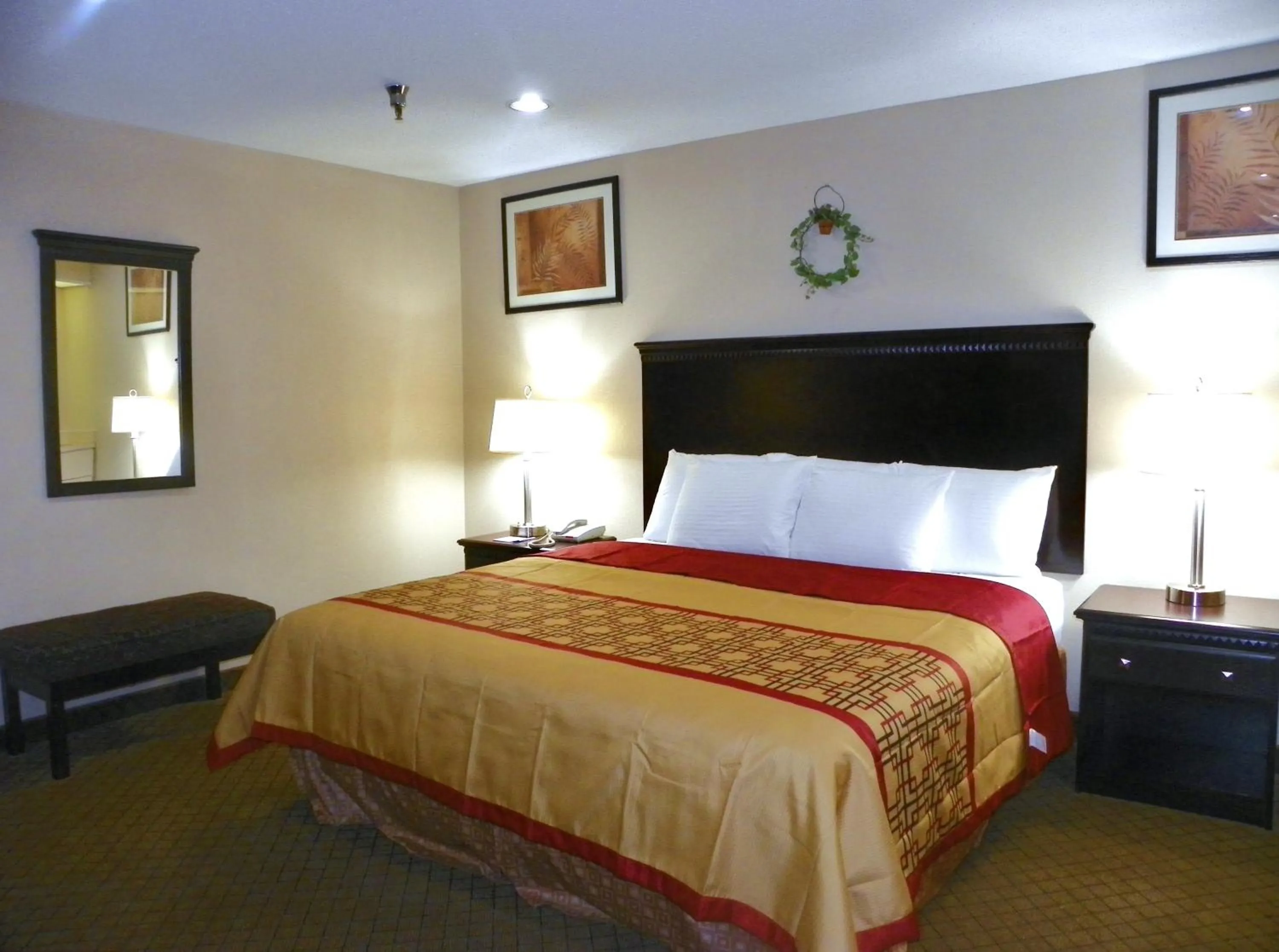 Bed in Royalton Inn & Suites Upper Sandusky