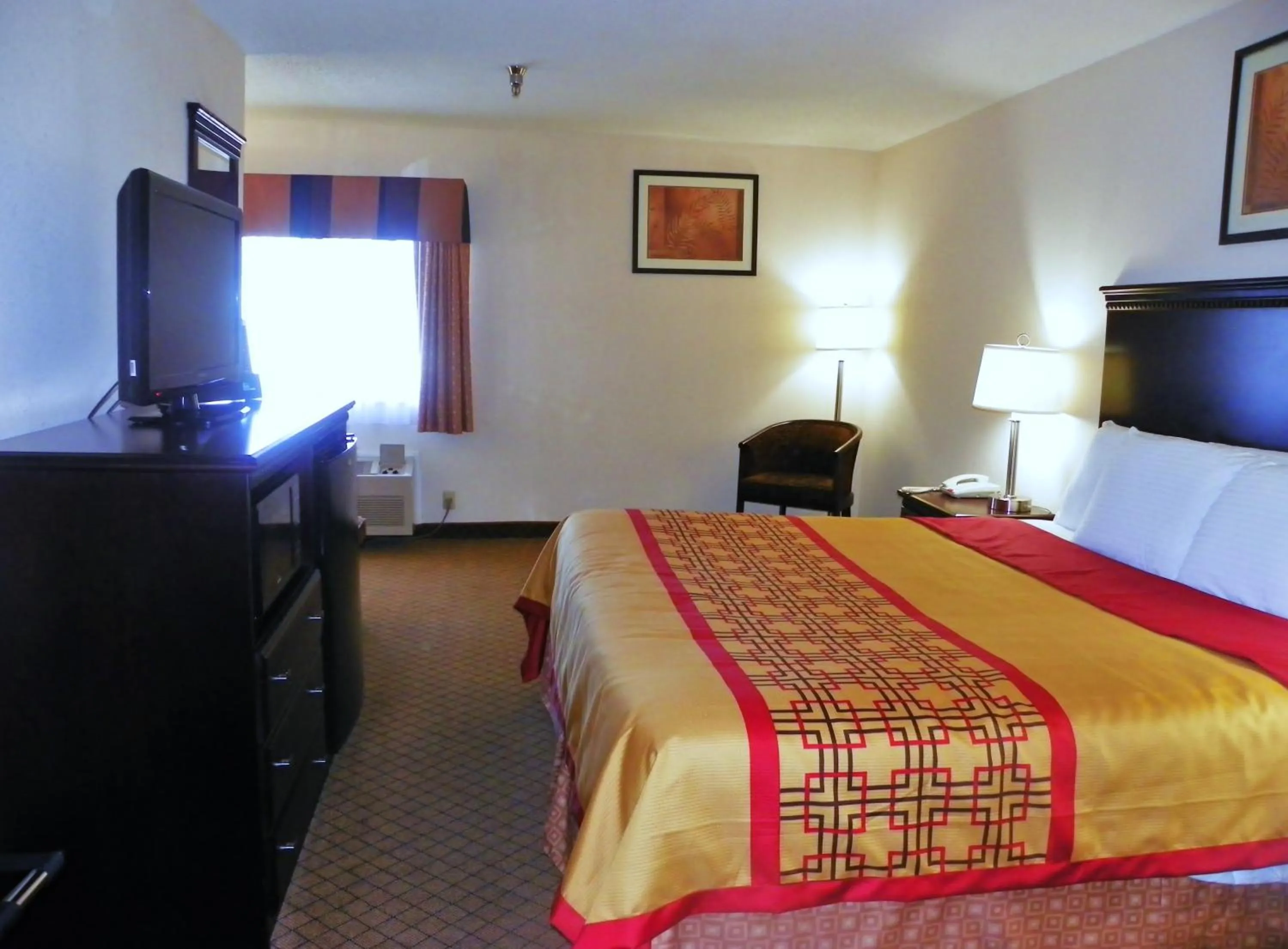 Bed in Royalton Inn & Suites Upper Sandusky