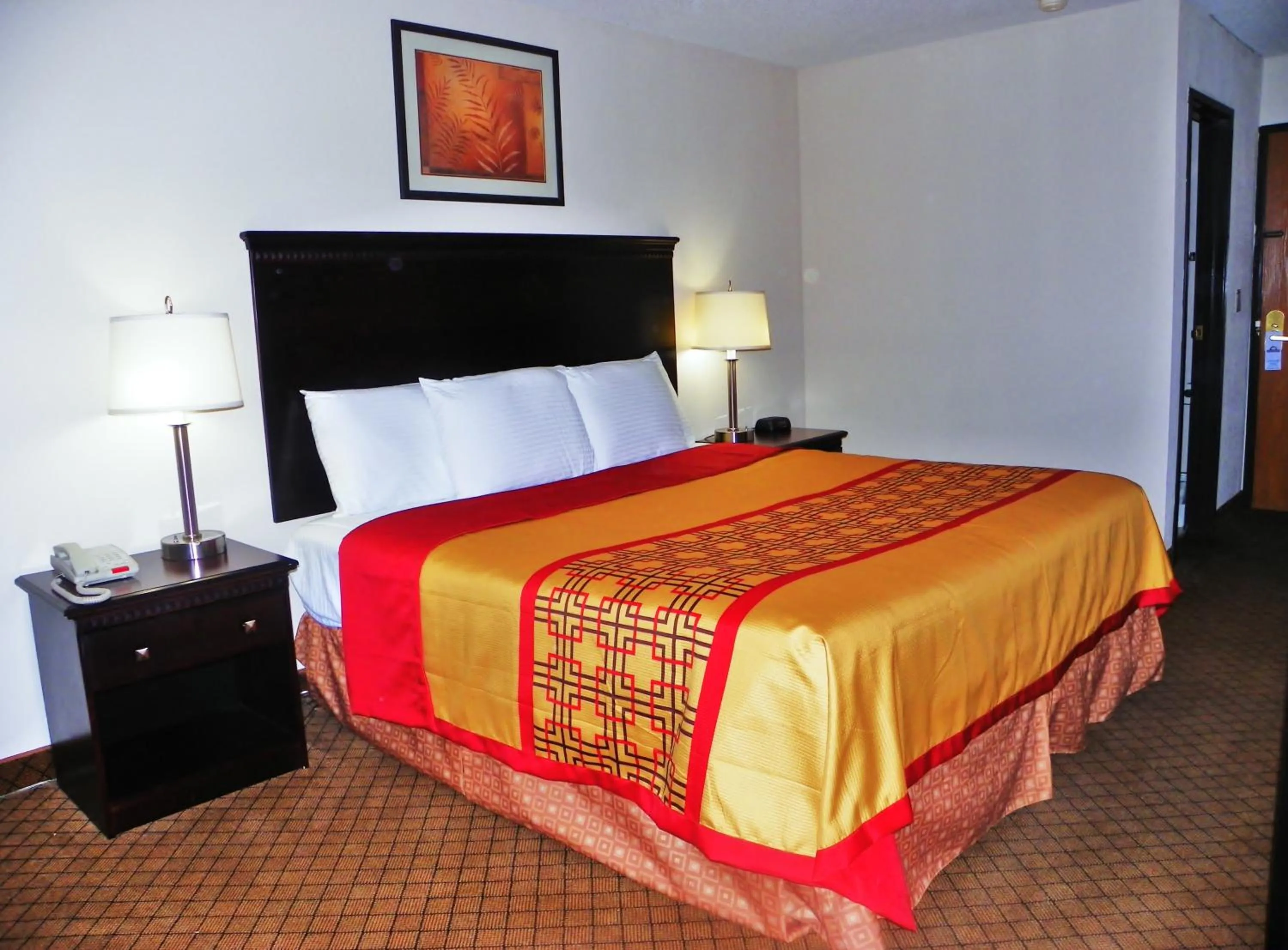 Bed in Royalton Inn & Suites Upper Sandusky