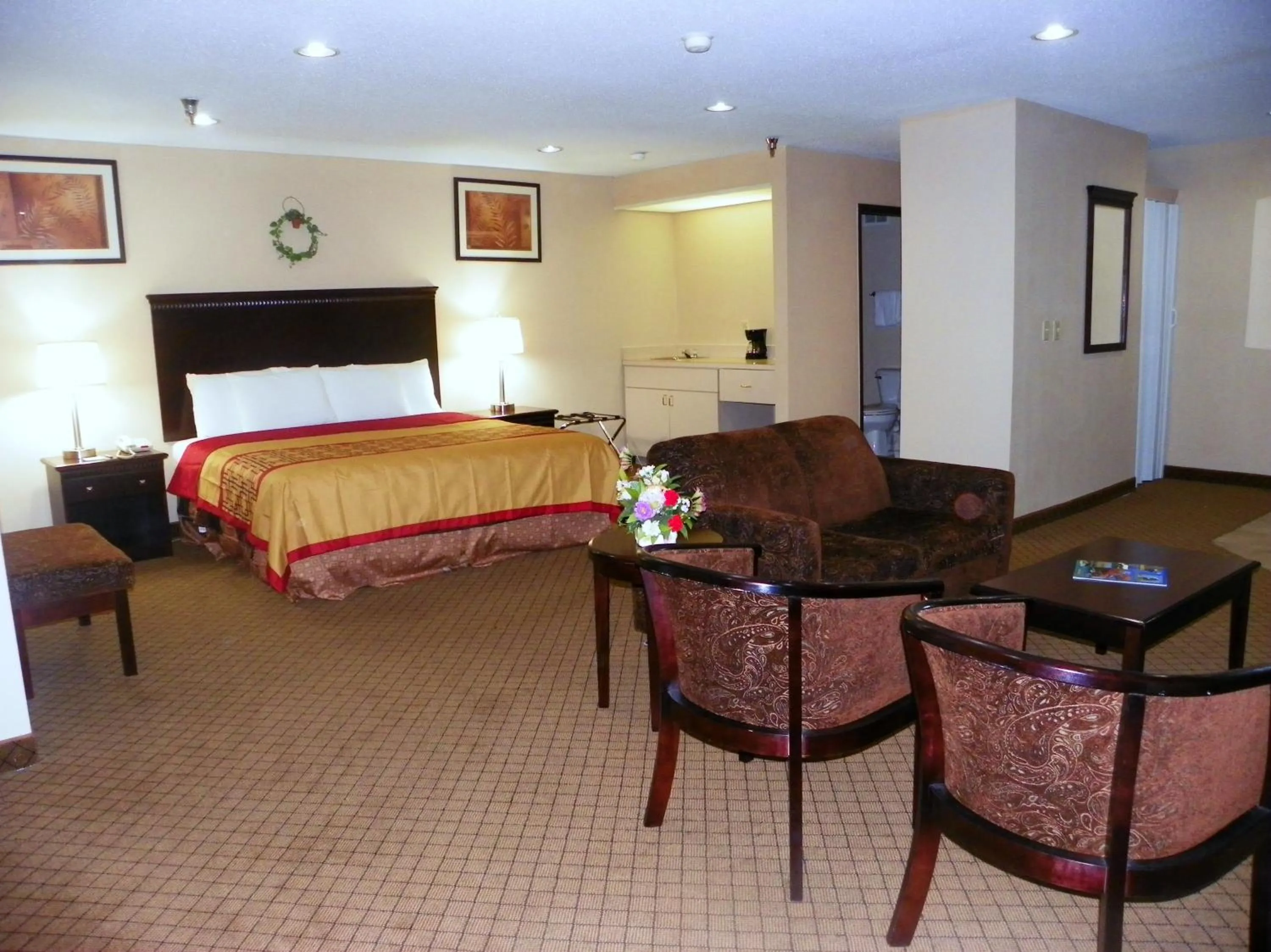 Bed in Royalton Inn & Suites Upper Sandusky
