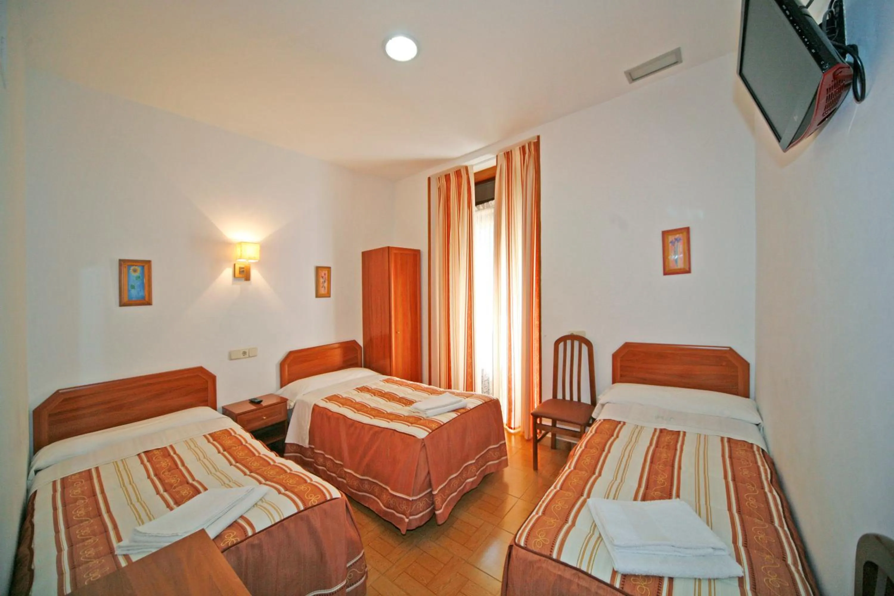 Double Room with Extra Bed in Hostal San Antonio