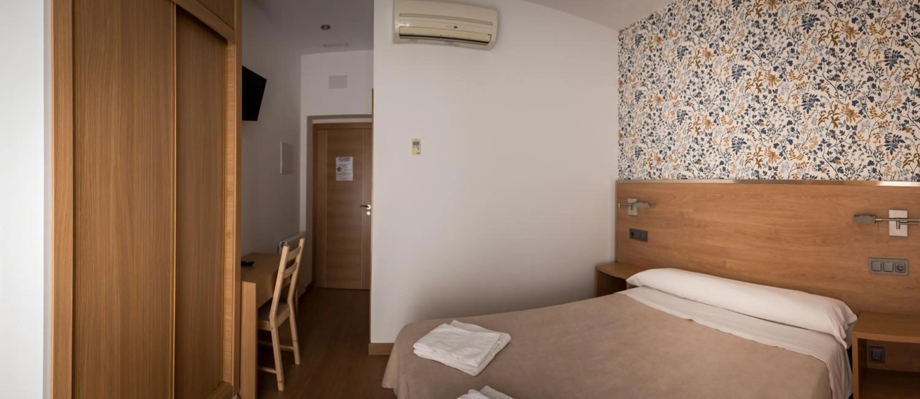 Bedroom, Bed in Hostal San Antonio