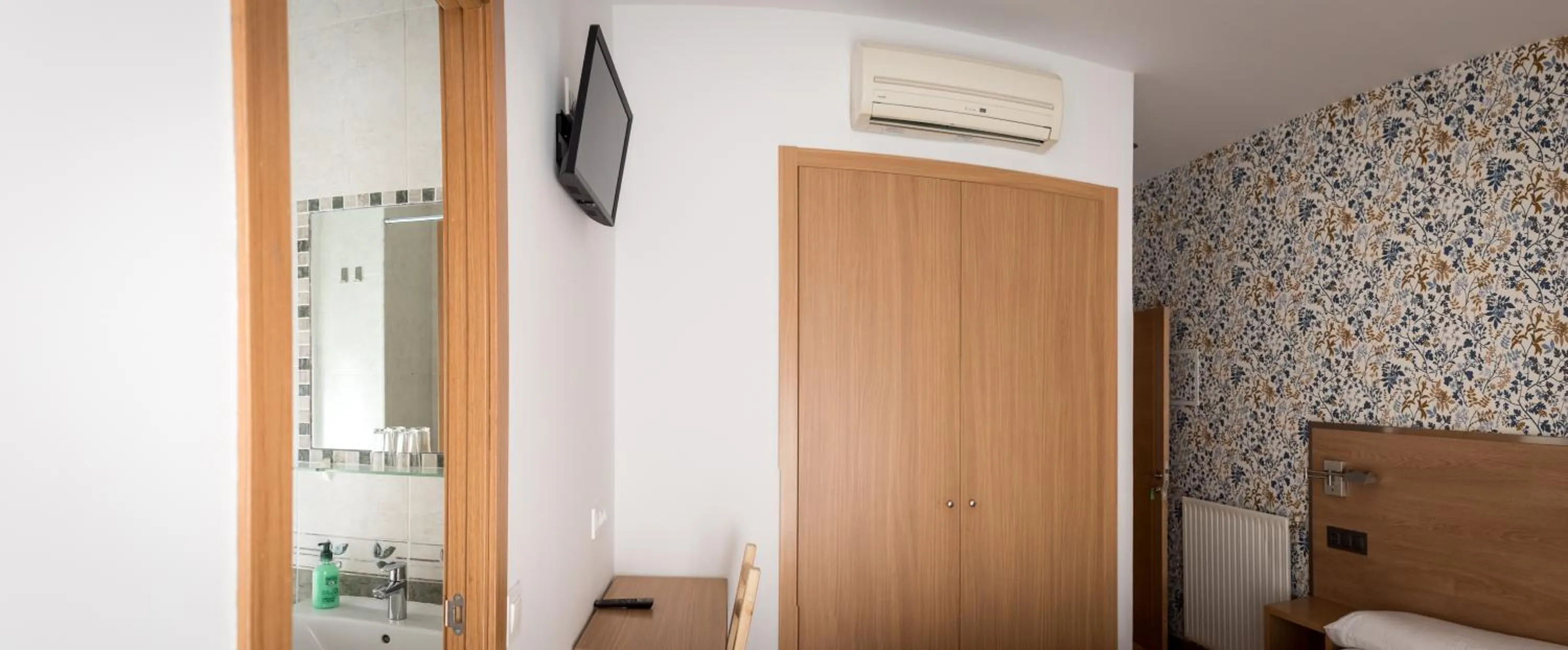 TV and multimedia in Hostal San Antonio